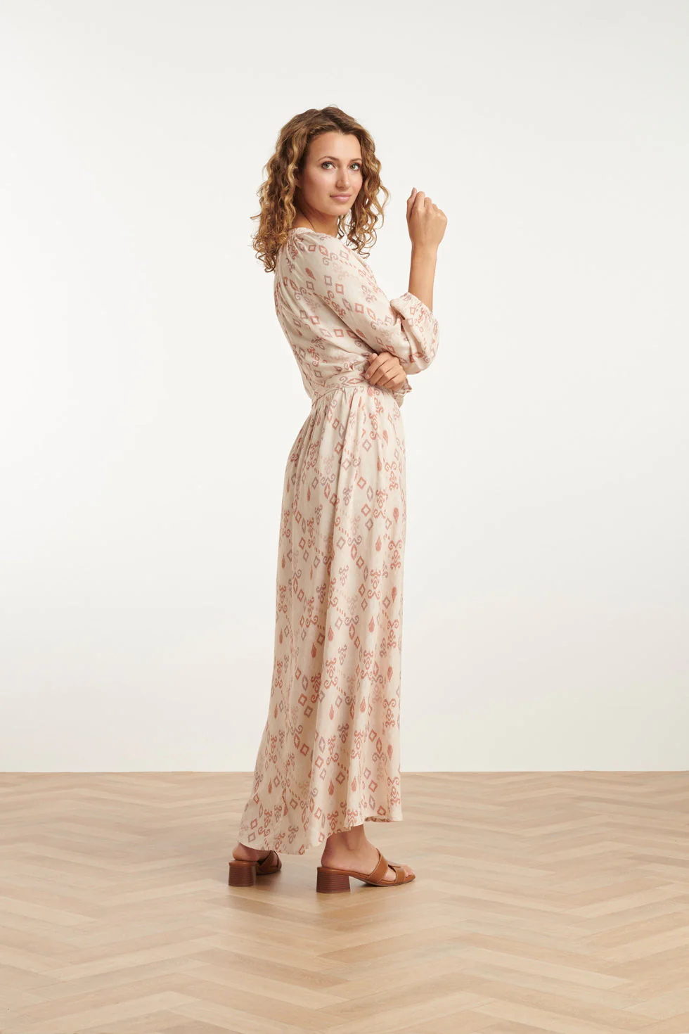 25042 Lichte Maxi Jurk Met V-Halsaztec Print-Nude  Tinten | Sand - Muticolour - Image 5