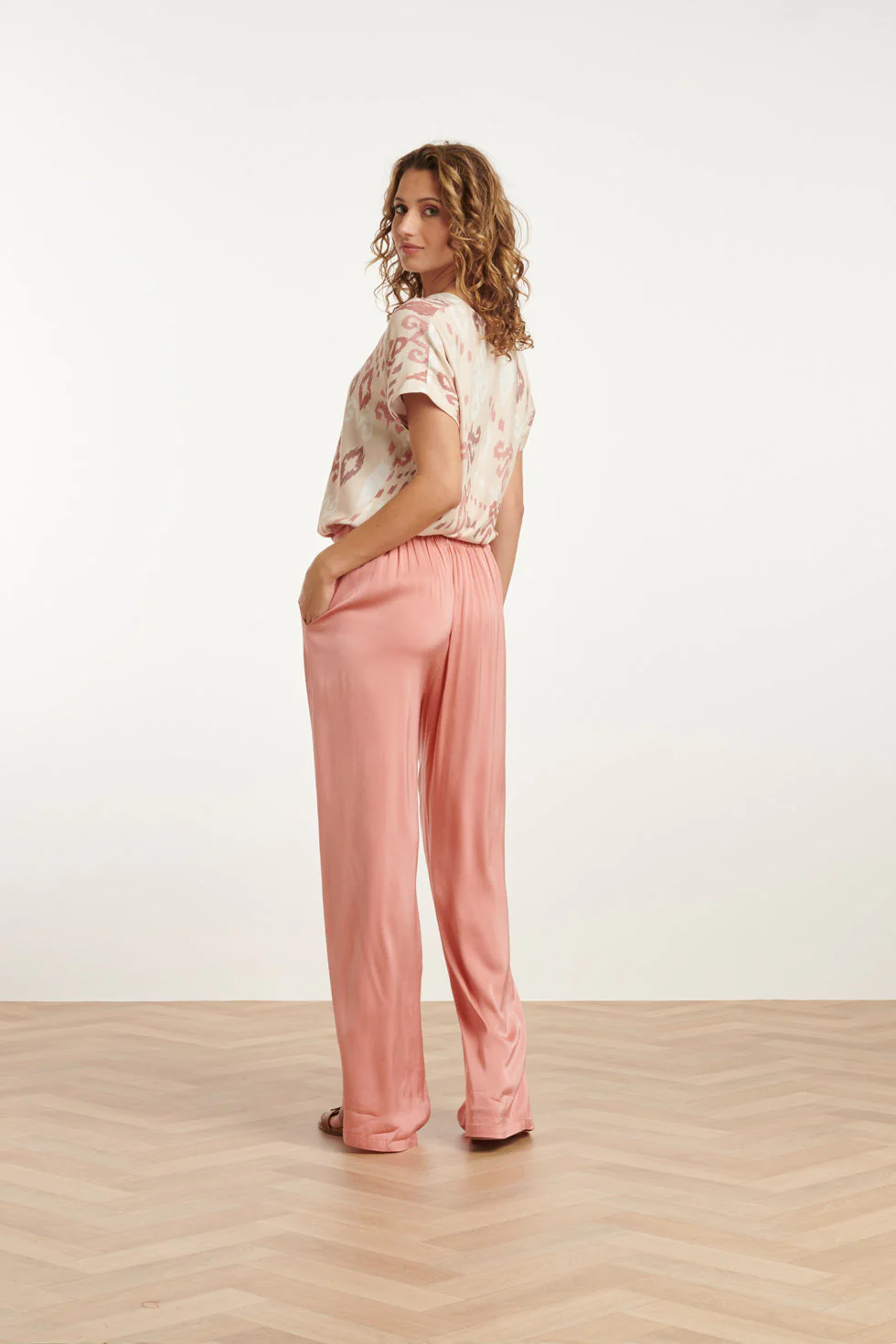 25045 V-Hals Paneel Top Met Een Groot Aztec Print-Nude Tinten | Sand - Muticolour - Image 5