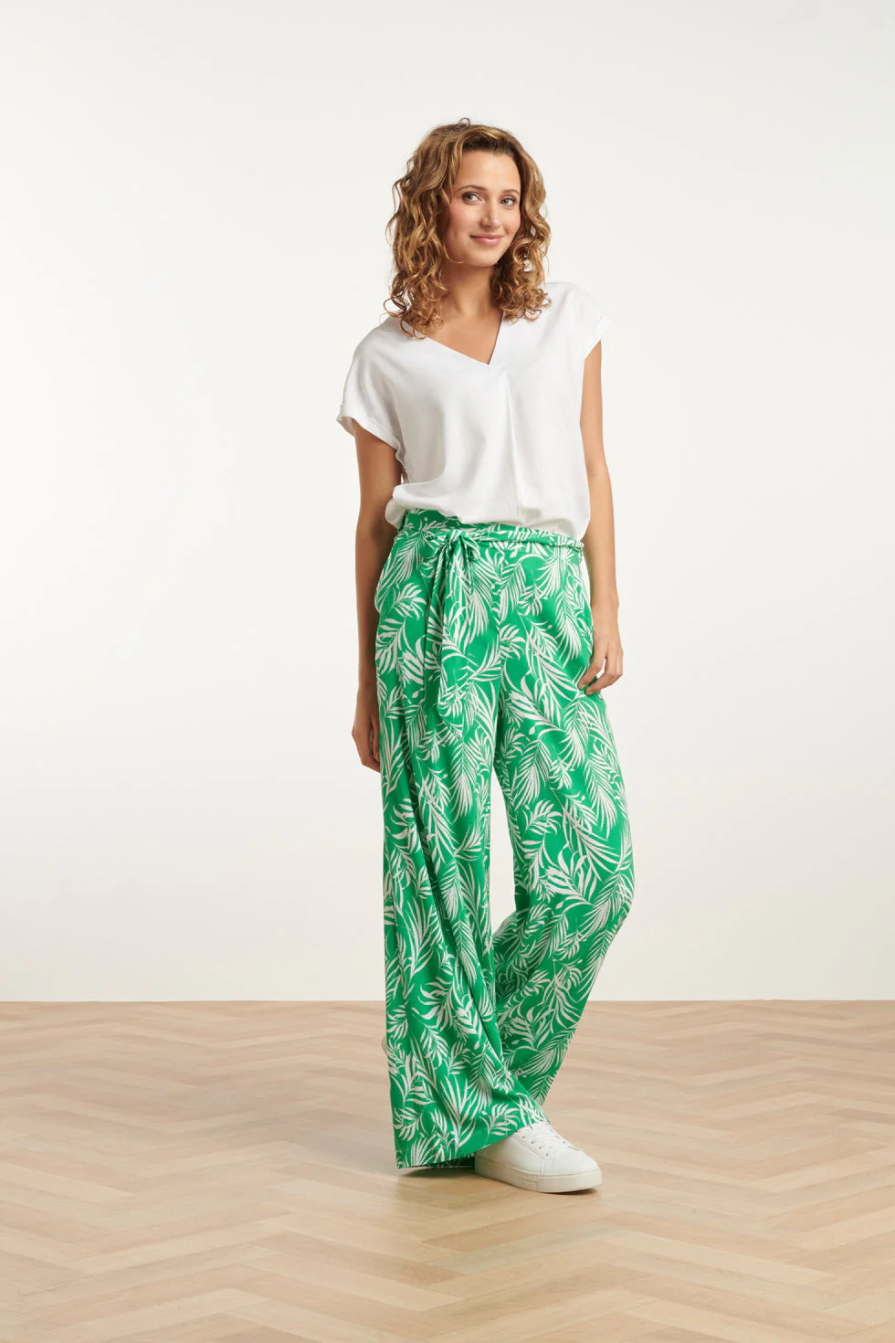 25047 Stretchy Flowy Broek Met Bladprint | Green - White - Image 4