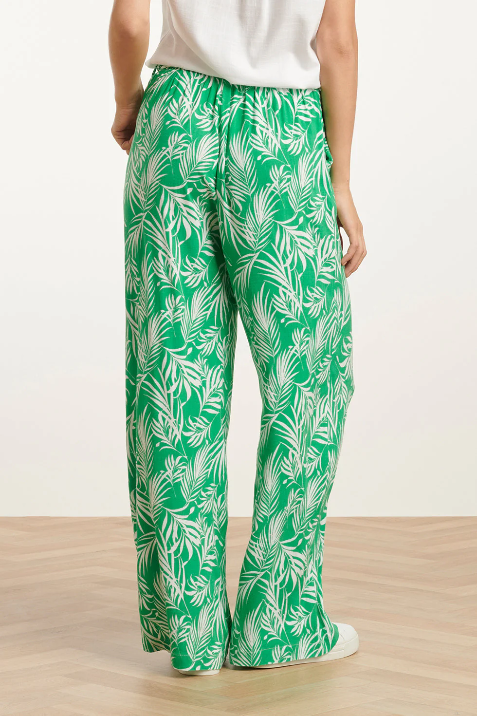 25047 Stretchy Flowy Broek Met Bladprint | Green - White - Image 6