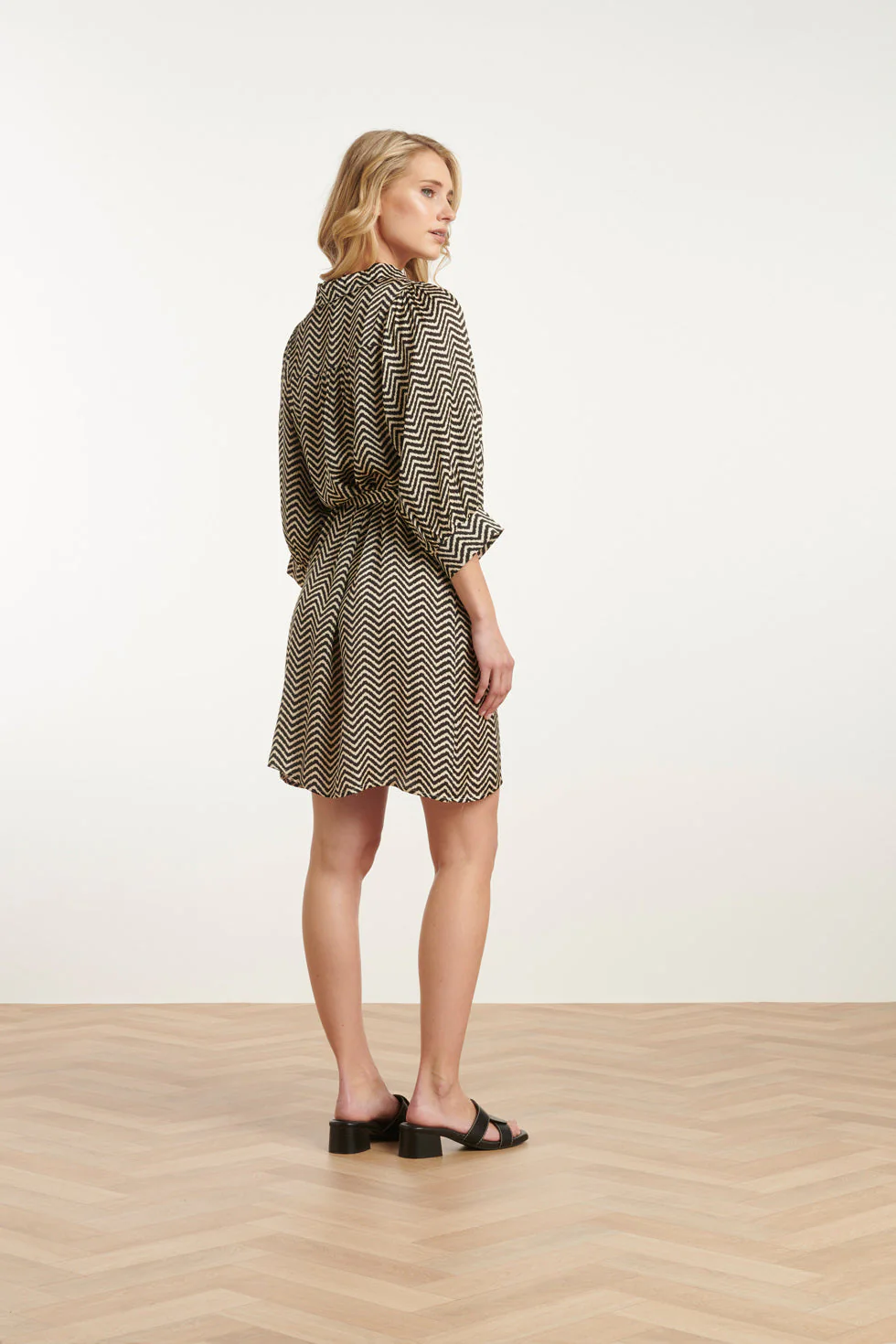 25048 Korte Satijn Jurk Met Zigzagprint | Off White - Black - Image 5