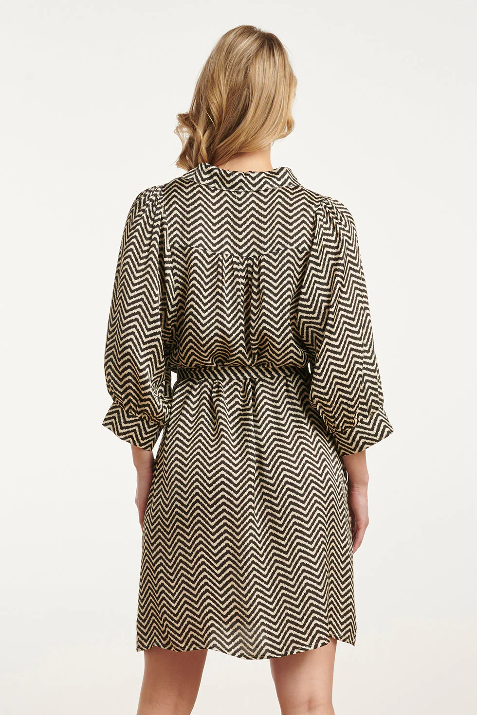 25048 Korte Satijn Jurk Met Zigzagprint | Off White - Black - Image 6