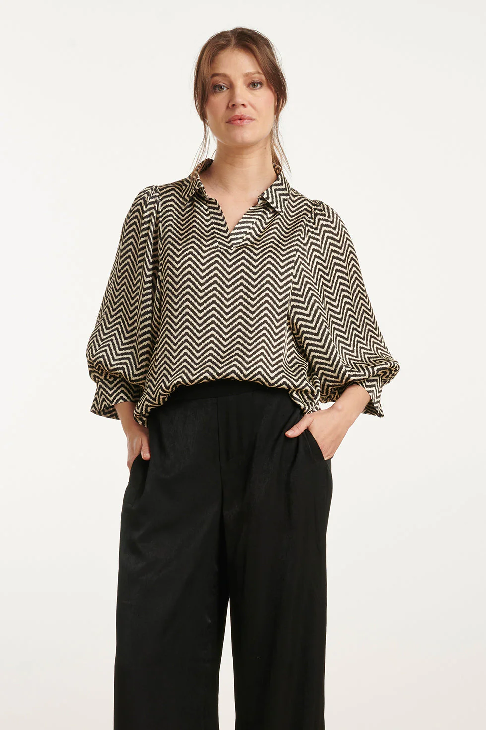 25049  Zigzag Print Top Met Kraag3/4 Puff Mouwen | Off White - Black
