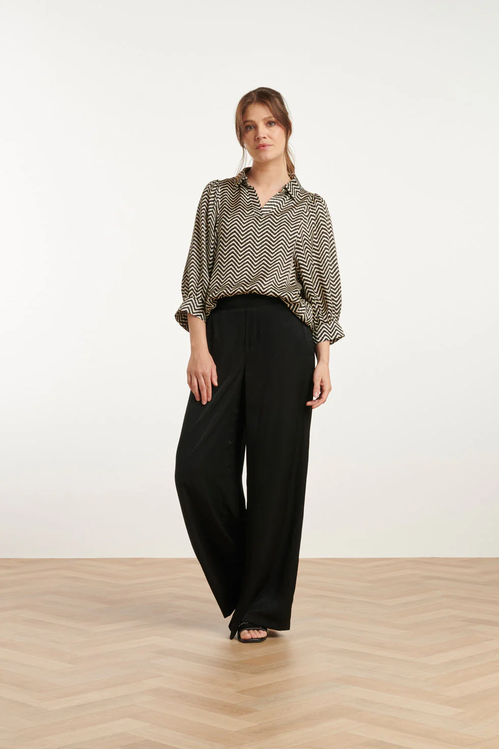 25049  Zigzag Print Top Met Kraag3/4 Puff Mouwen | Off White - Black - Image 3
