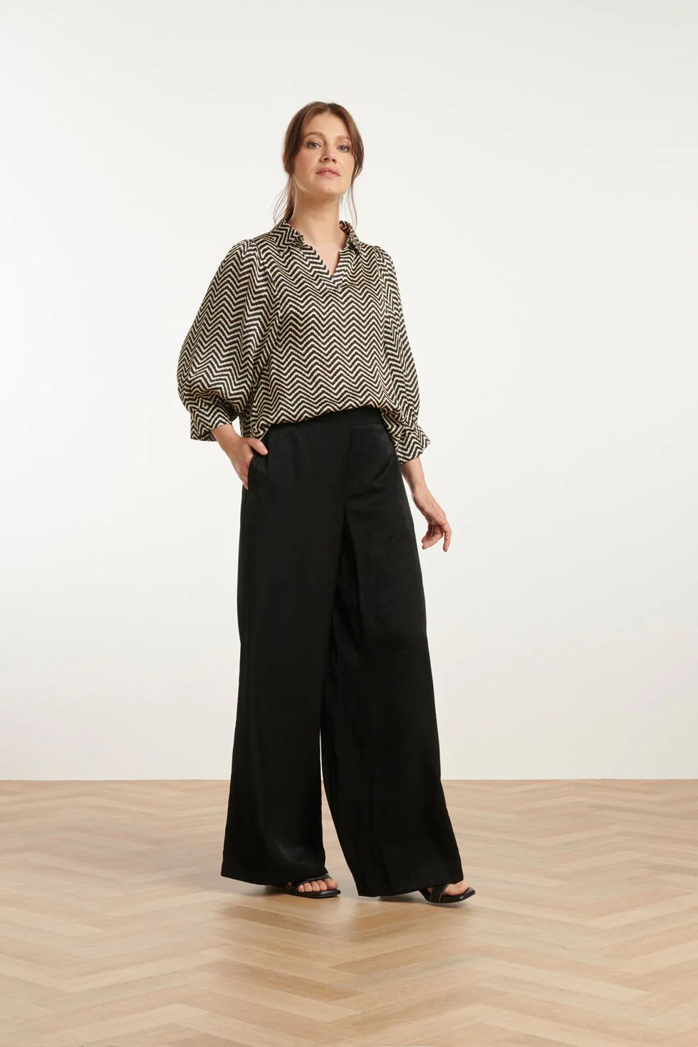 25049  Zigzag Print Top Met Kraag3/4 Puff Mouwen | Off White - Black - Image 4