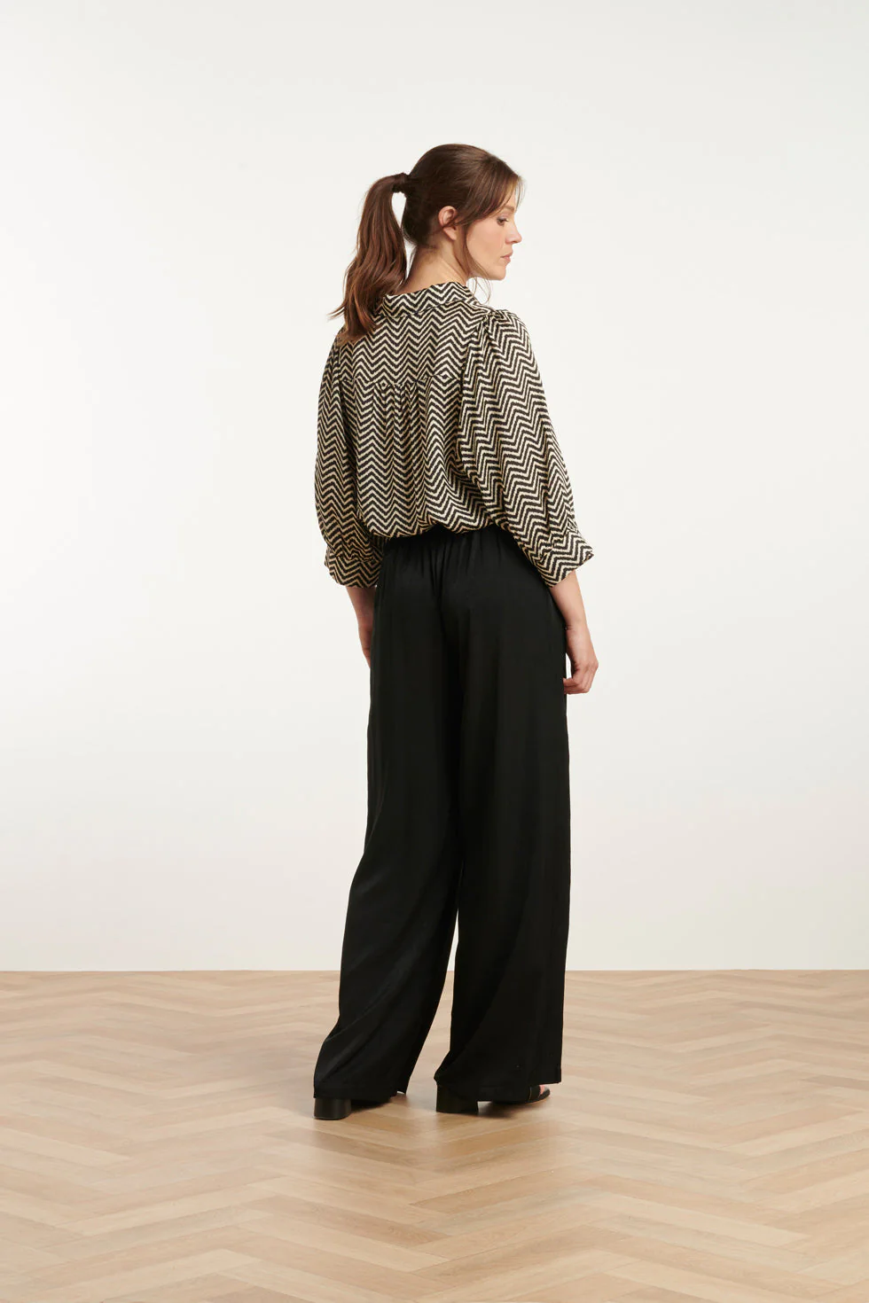 25049  Zigzag Print Top Met Kraag3/4 Puff Mouwen | Off White - Black - Image 5