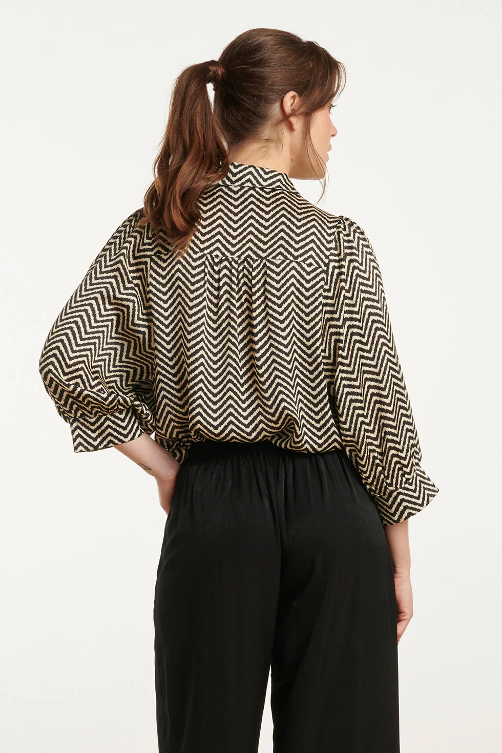 25049  Zigzag Print Top Met Kraag3/4 Puff Mouwen | Off White - Black - Image 6