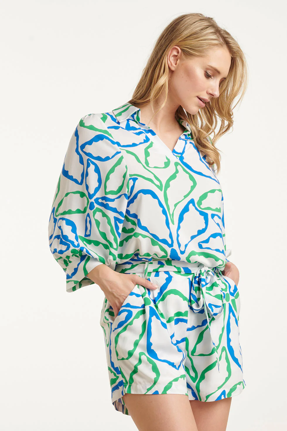 25053 Te Top Met V-Halskobalt Bloemenprint | Cobalt - Green - Image 4