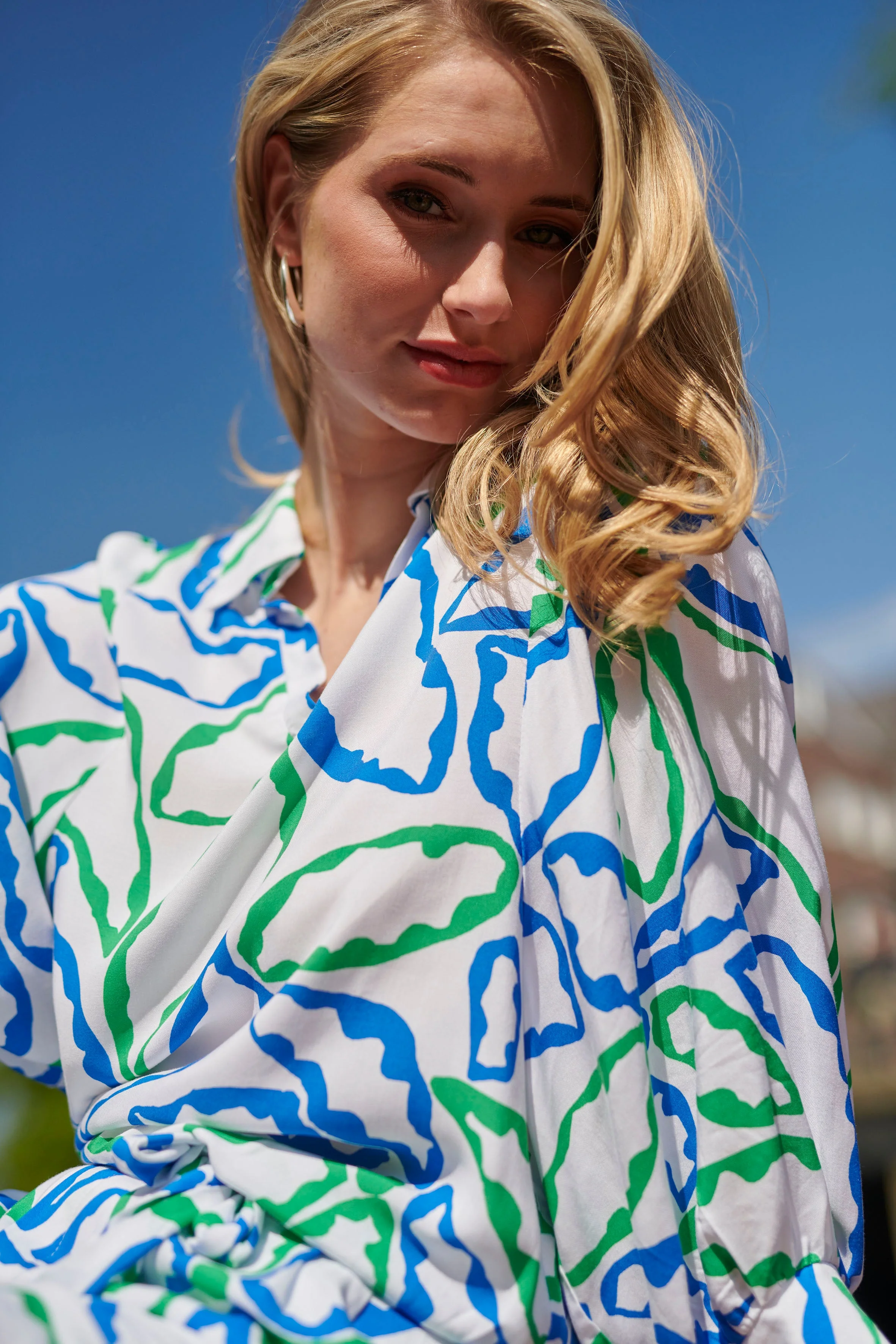 25053 Te Top Met V-Halskobalt Bloemenprint | Cobalt - Green - Image 8