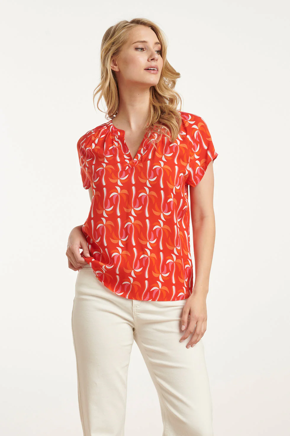 25055 Top Met V-Halspalmprint | Red - Muticolour