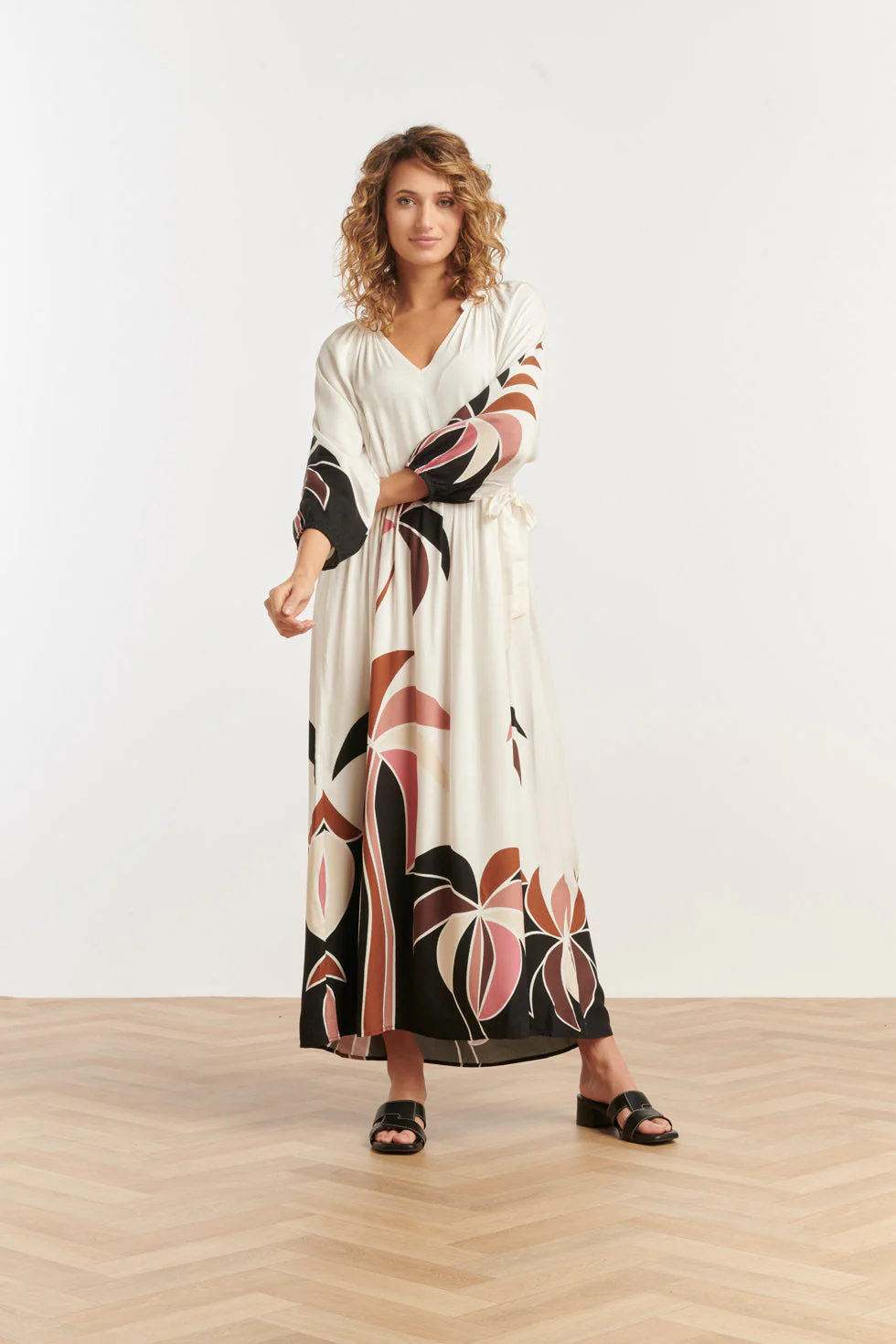 25057 Off White Flowy Maxi Jurk Met Mauve  Palm Print | Sand - Muticolour - Image 3