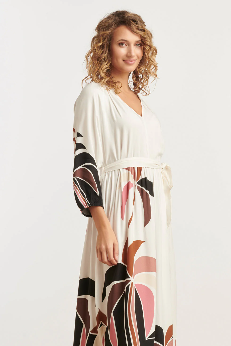 25057 Off White Flowy Maxi Jurk Met Mauve  Palm Print | Sand - Muticolour - Image 4