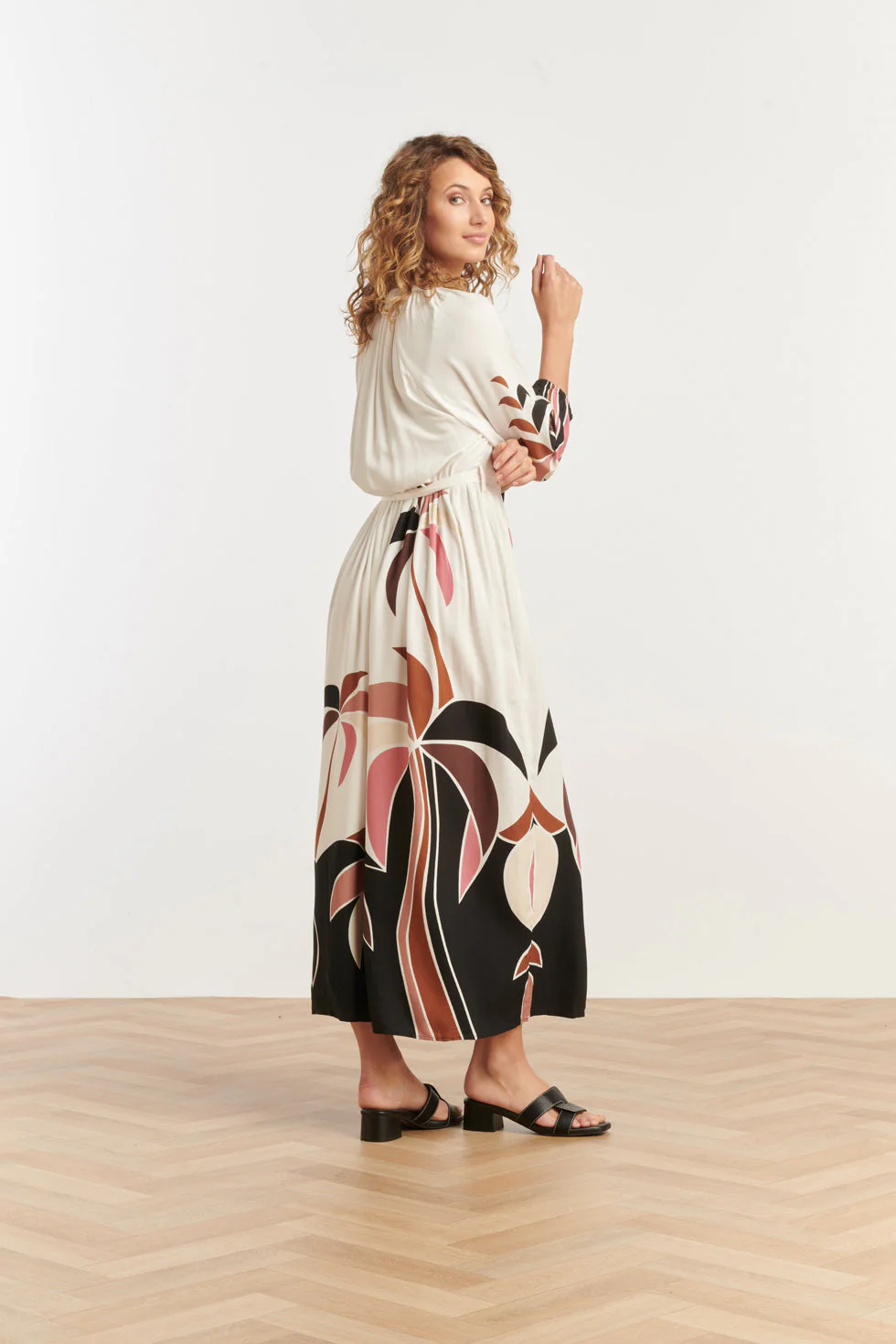 25057 Off White Flowy Maxi Jurk Met Mauve  Palm Print | Sand - Muticolour - Image 5