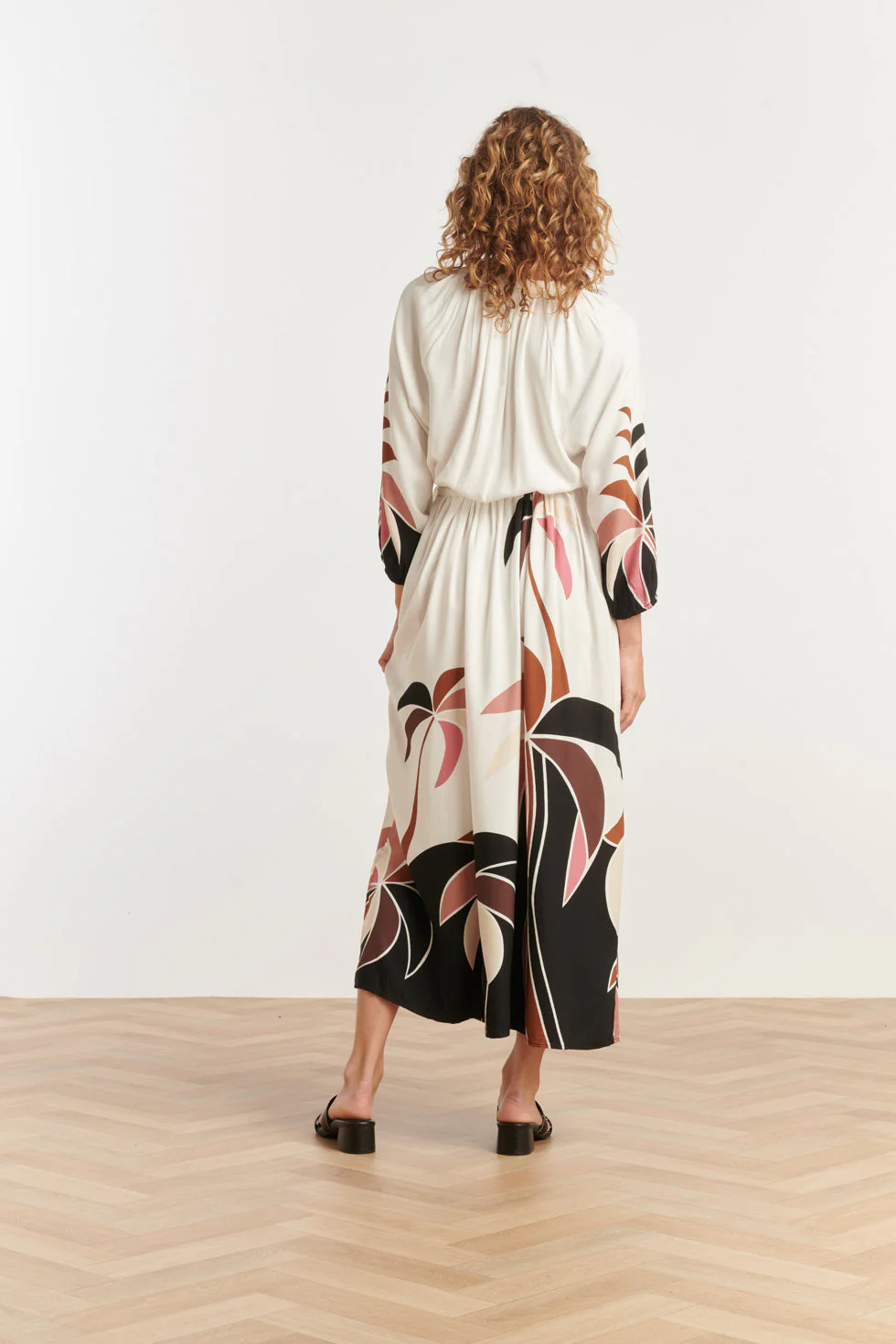 25057 Off White Flowy Maxi Jurk Met Mauve  Palm Print | Sand - Muticolour - Image 6