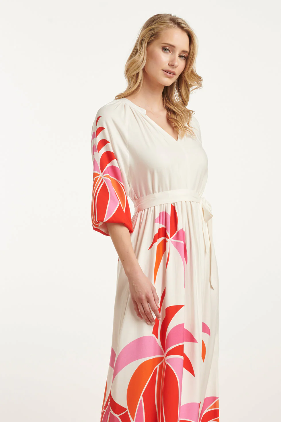 25058 Off White Flowy Maxi Jurk Met Helder  Palm Print | Red - Muticolour - Image 4