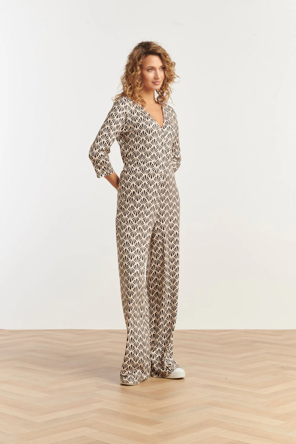 25061 E Jumpsuit Met Schelpenprint | Off White - Black - Image 4