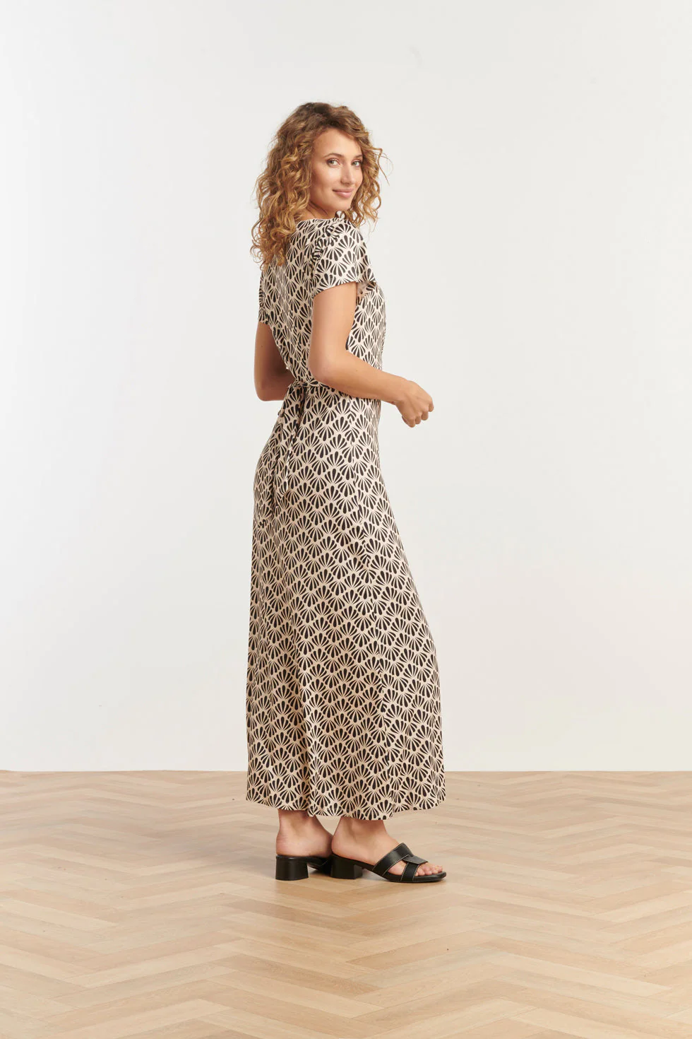 25063 E Schelpenprint Maxi-Jurk | Off White - Black - Image 5