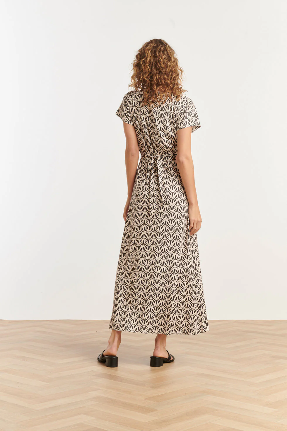 25063 E Schelpenprint Maxi-Jurk | Off White - Black - Image 6
