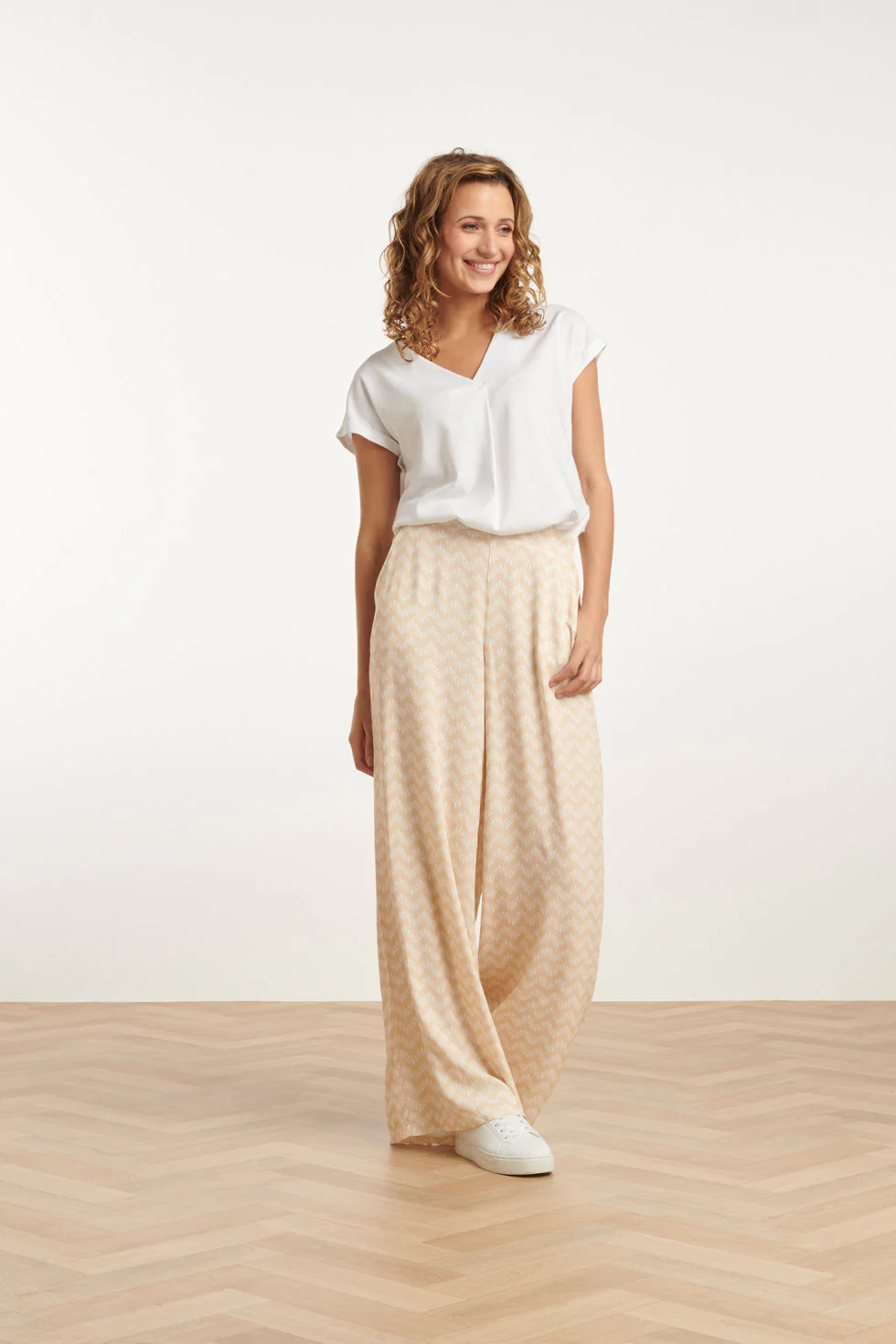 25064 Wijde Broek Met Schelp Zigzagprint | Sand - White - Image 4