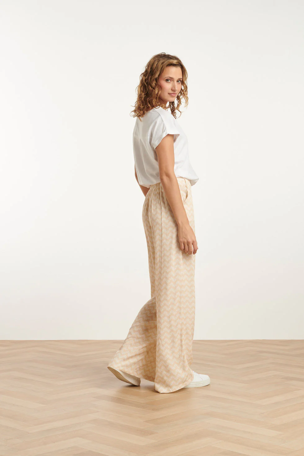 25064 Wijde Broek Met Schelp Zigzagprint | Sand - White - Image 5