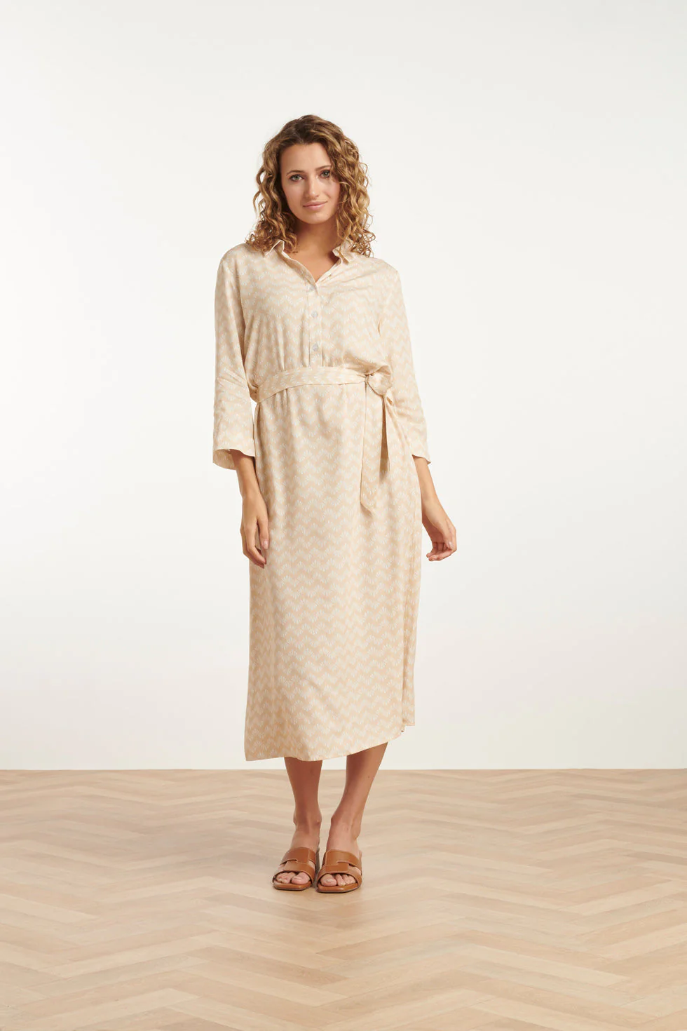 25065 Midi Jurk Met Schelpenprint | Sand - White - Image 3