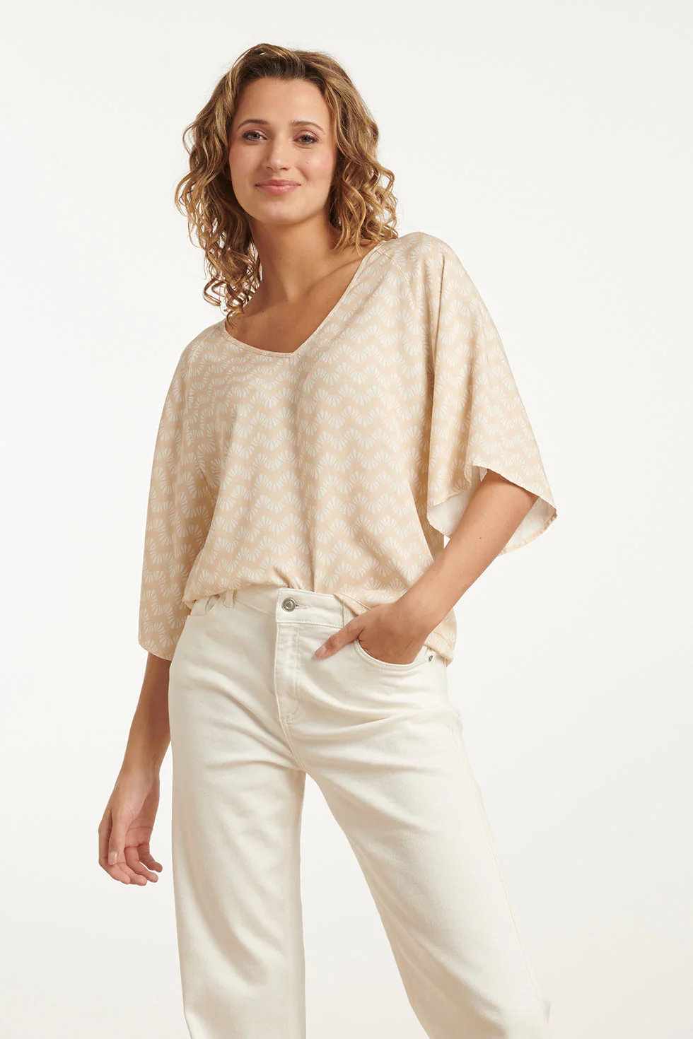 25066 Schelpenprint Top | Sand - White