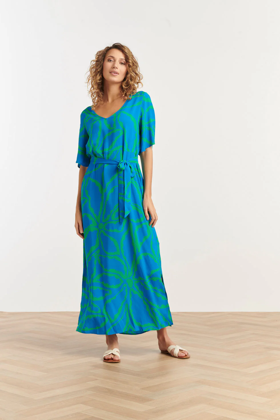 25068 Maxi Jurk Met Grafische Bloemenprintfelgras | Cobalt - Green - Image 3