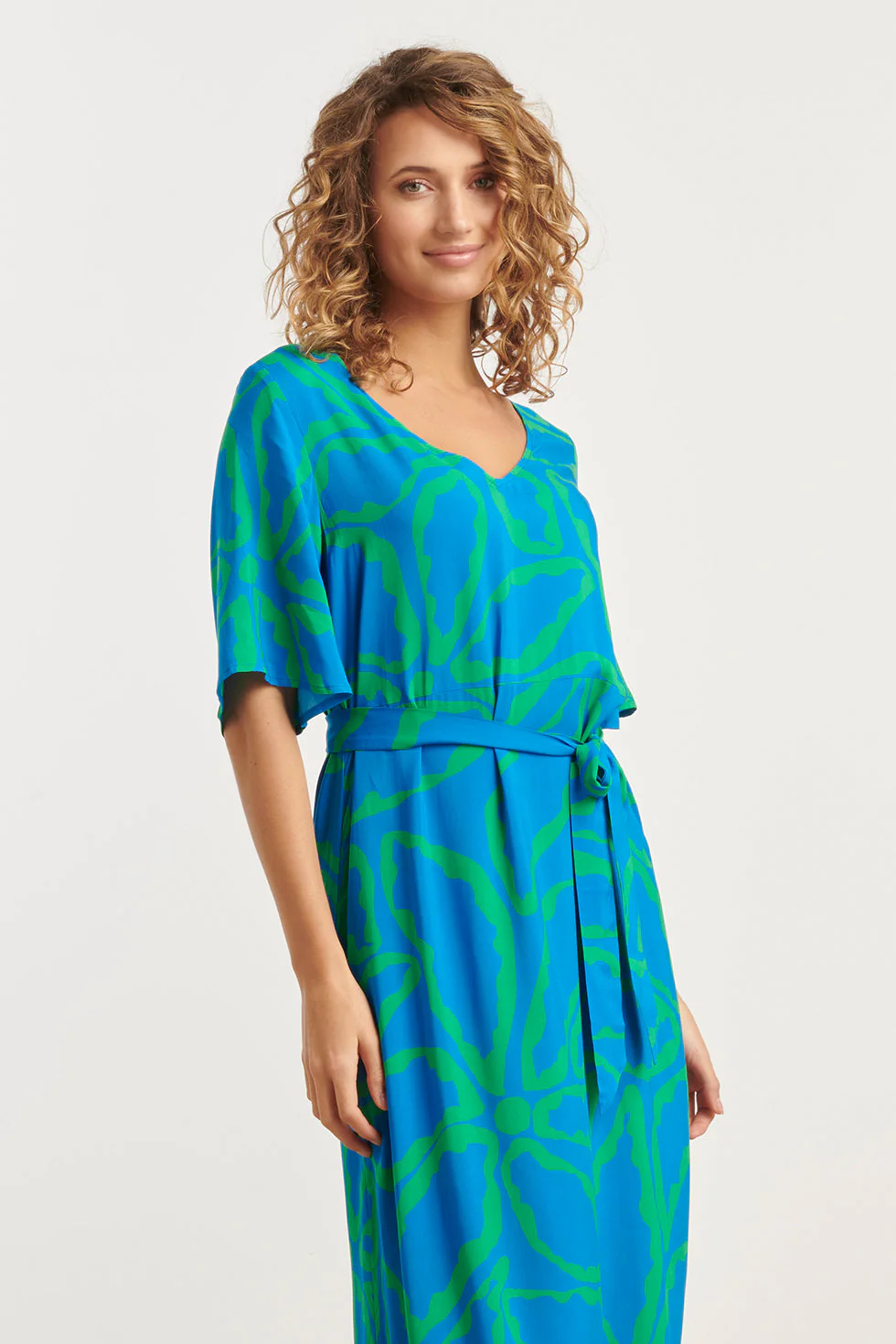 25068 Maxi Jurk Met Grafische Bloemenprintfelgras | Cobalt - Green - Image 4