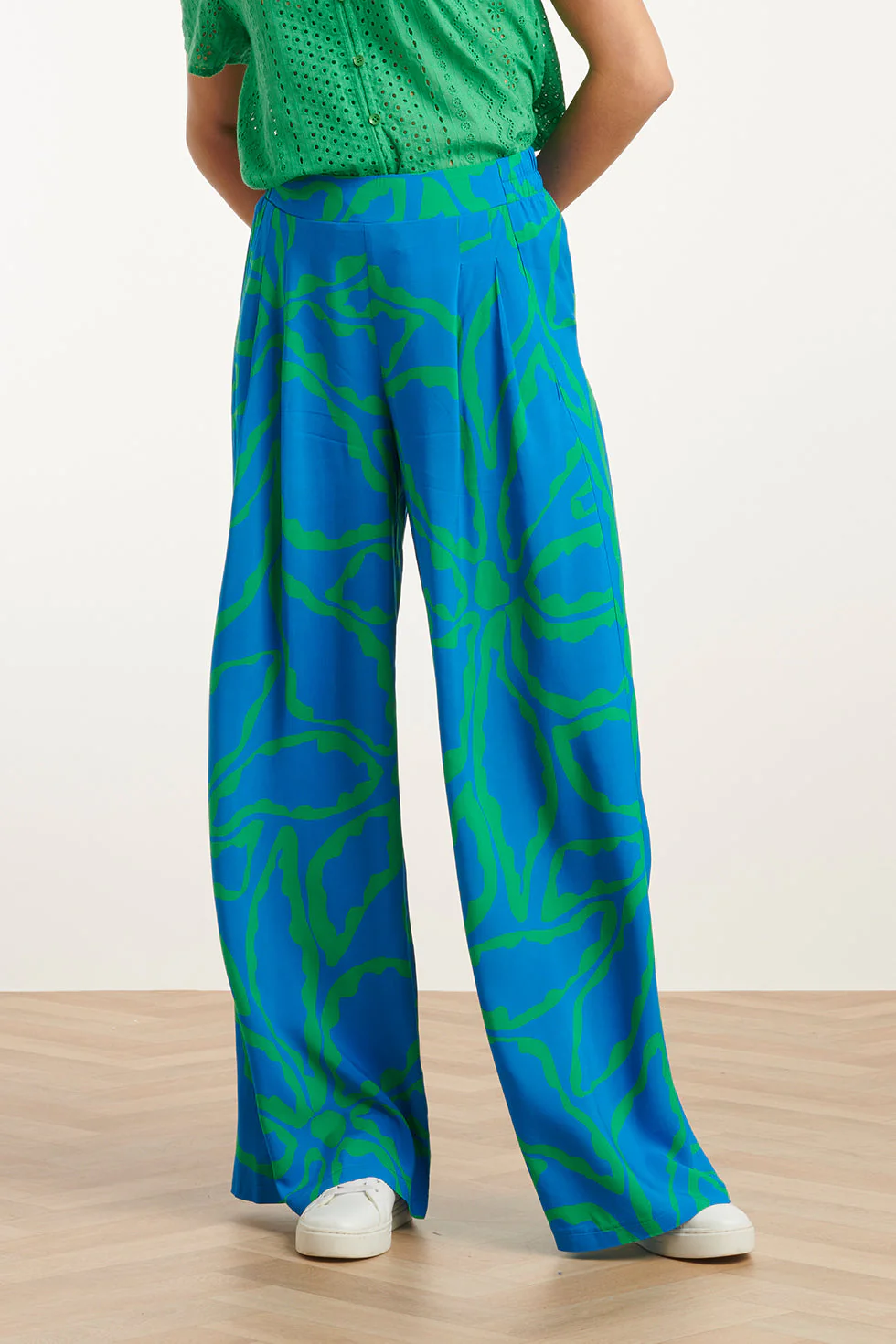 25069 Wijde Broek Met Grafische Bloemenprintfelgras | Cobalt - Green - Image 3