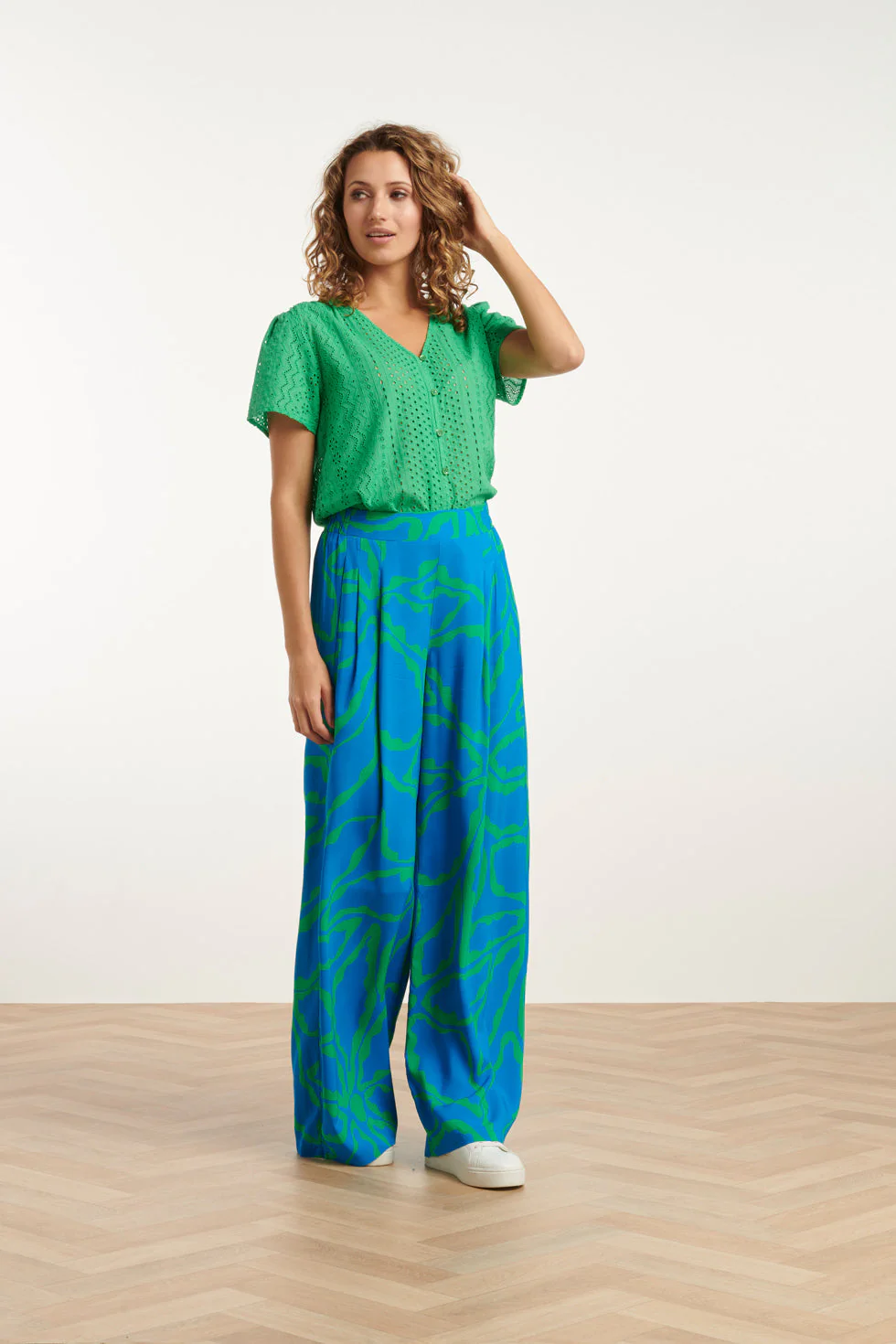 25069 Wijde Broek Met Grafische Bloemenprintfelgras | Cobalt - Green - Image 4