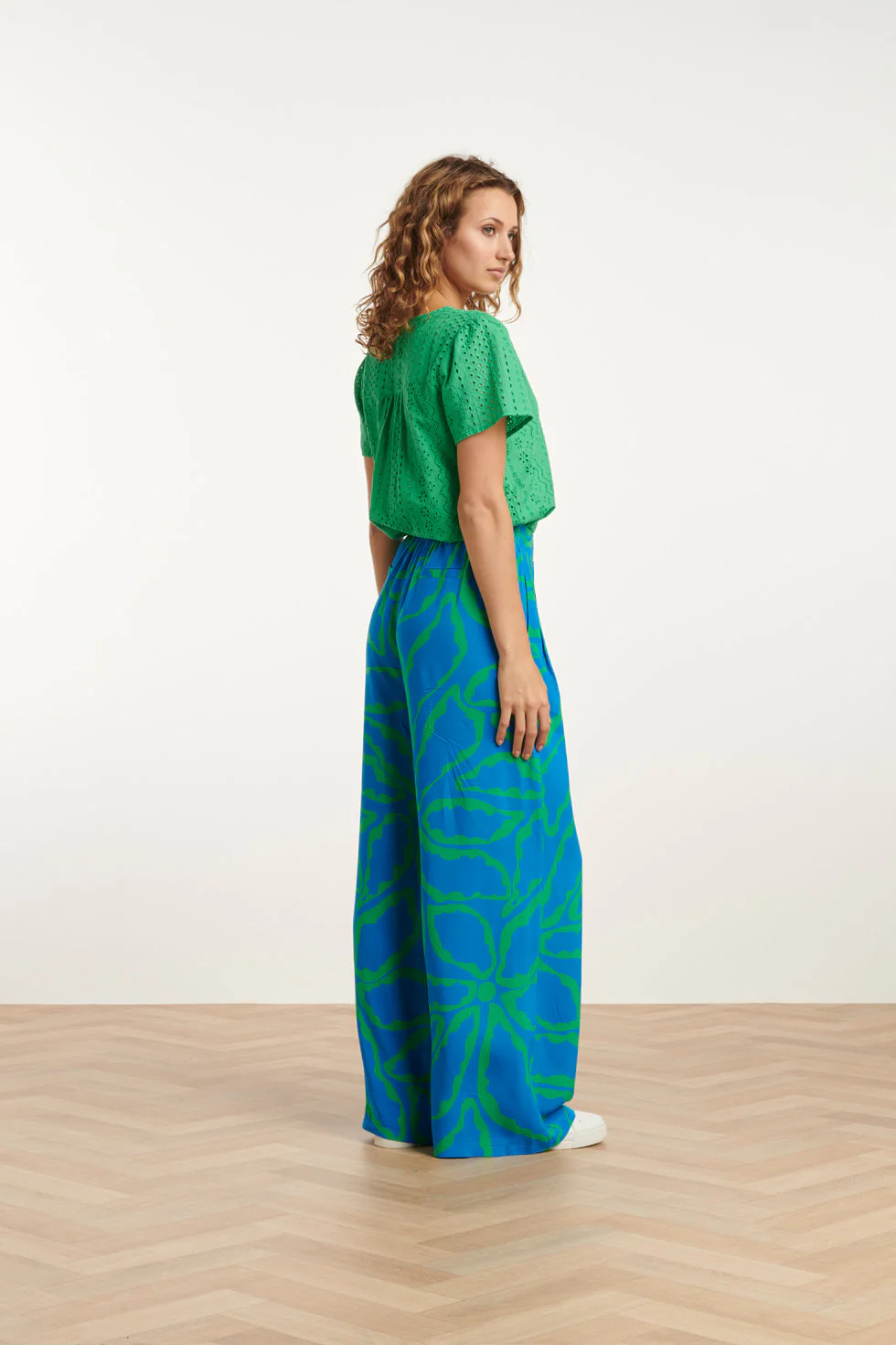 25069 Wijde Broek Met Grafische Bloemenprintfelgras | Cobalt - Green - Image 5