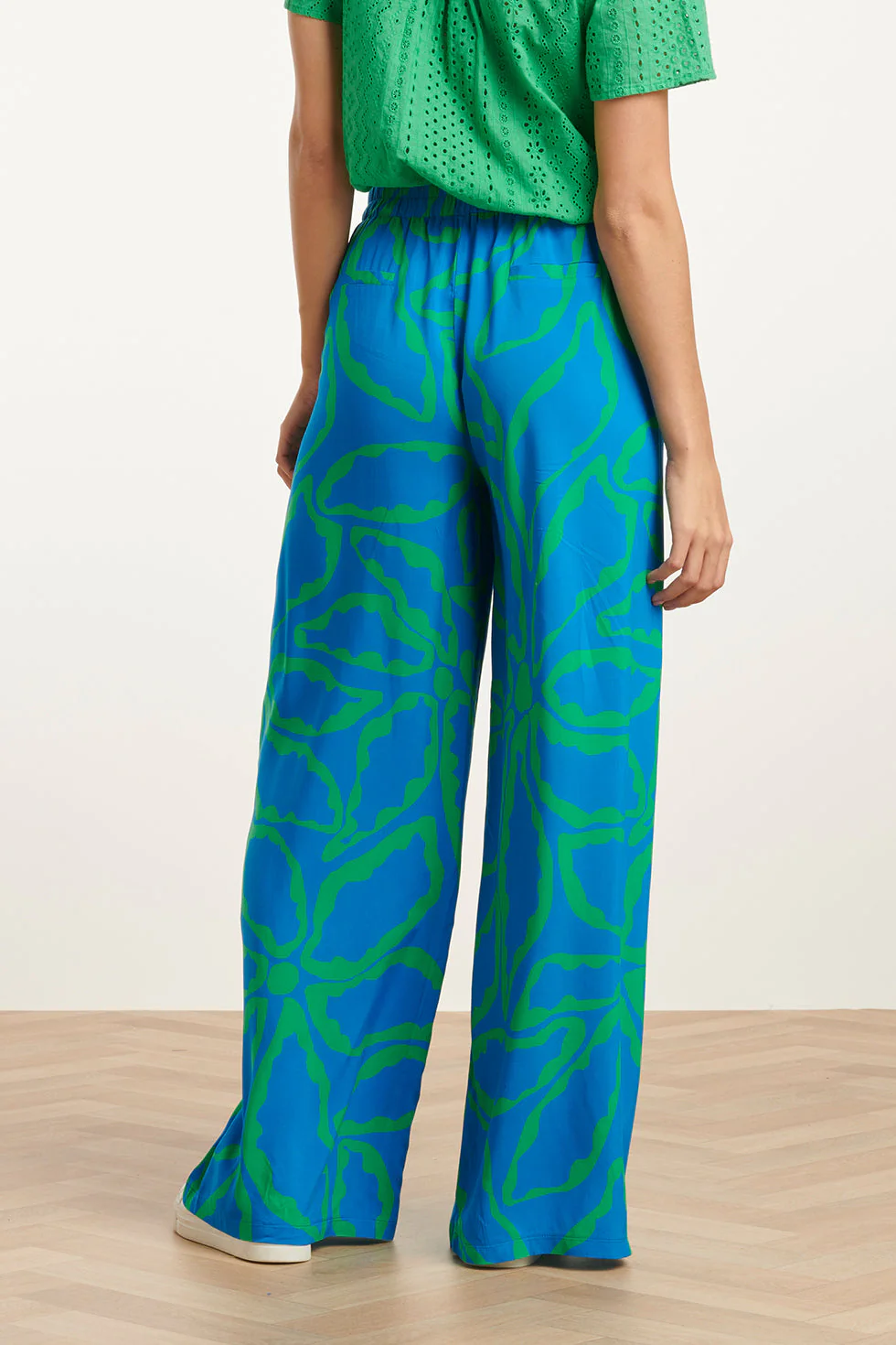 25069 Wijde Broek Met Grafische Bloemenprintfelgras | Cobalt - Green - Image 6