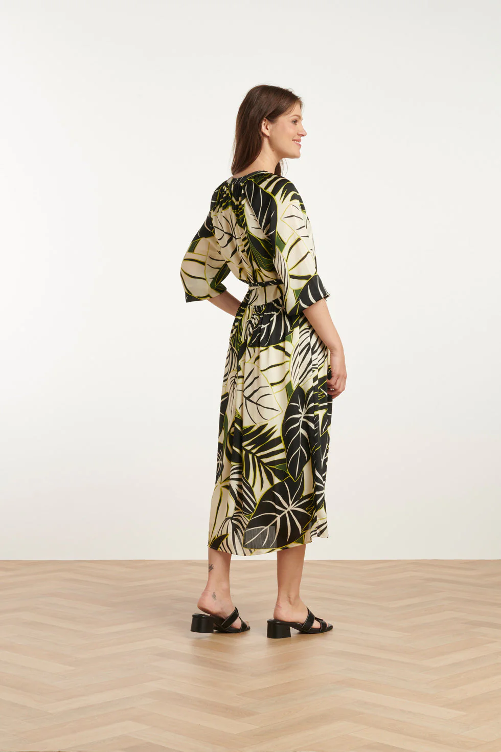 25070 Leaf Print Chiffon Midi Jurk | Green - Muticolour - Image 5