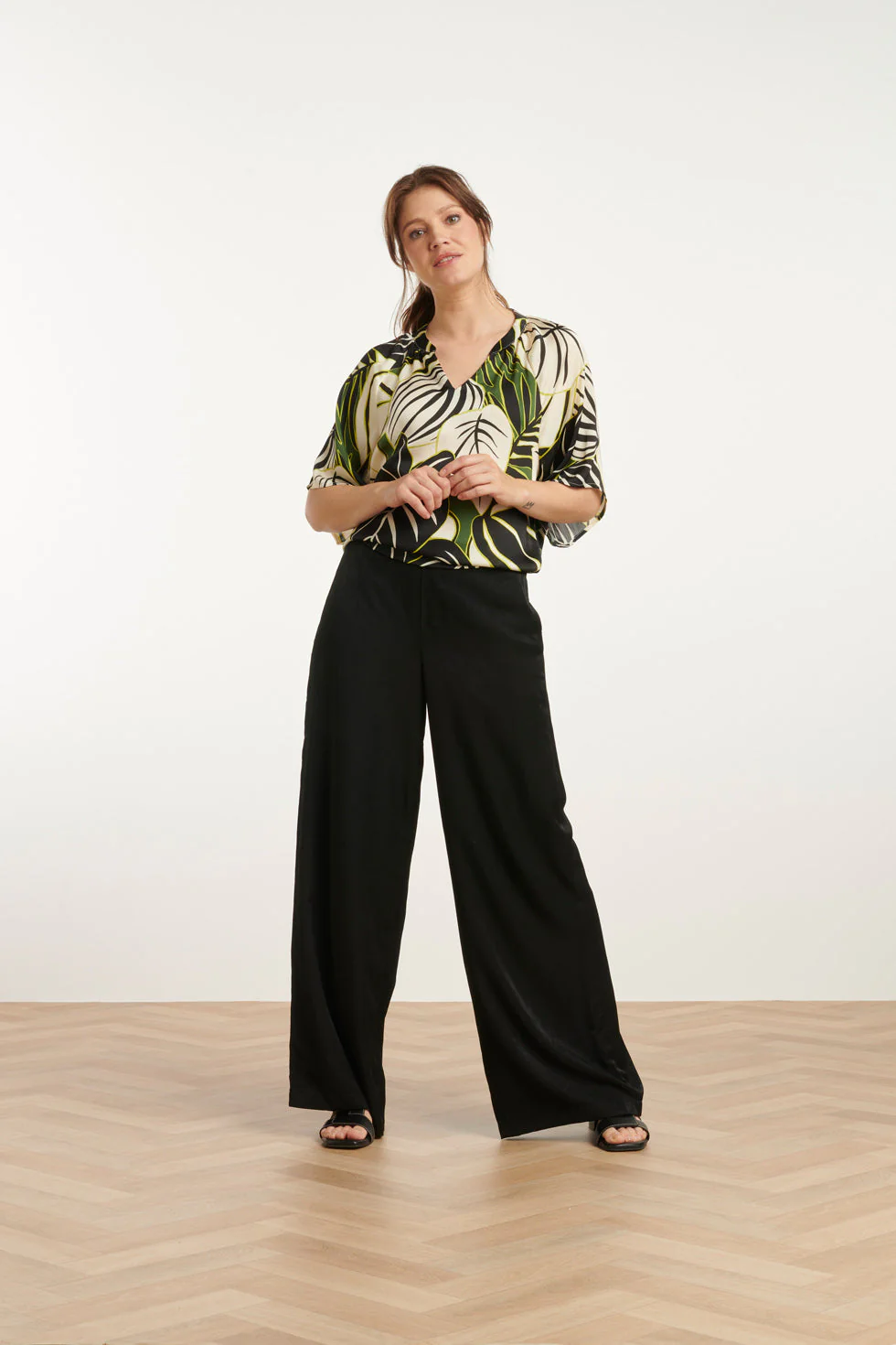25071 Leaf Print Chiffon Top Met V-Halsflared Mouwen | Green - Muticolour - Image 3