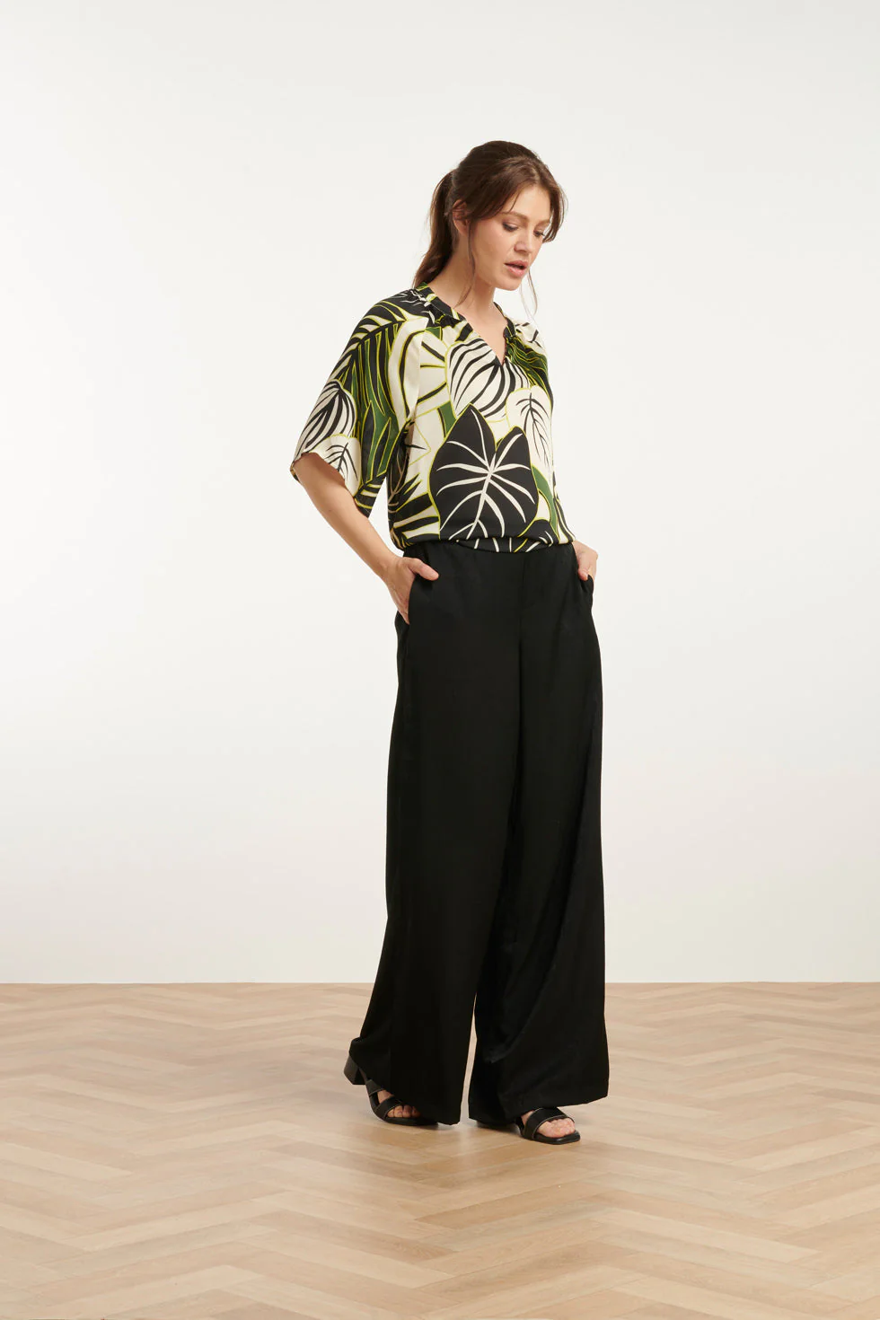 25071 Leaf Print Chiffon Top Met V-Halsflared Mouwen | Green - Muticolour - Image 4