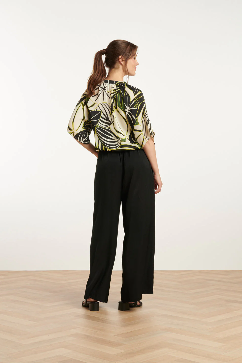 25071 Leaf Print Chiffon Top Met V-Halsflared Mouwen | Green - Muticolour - Image 5
