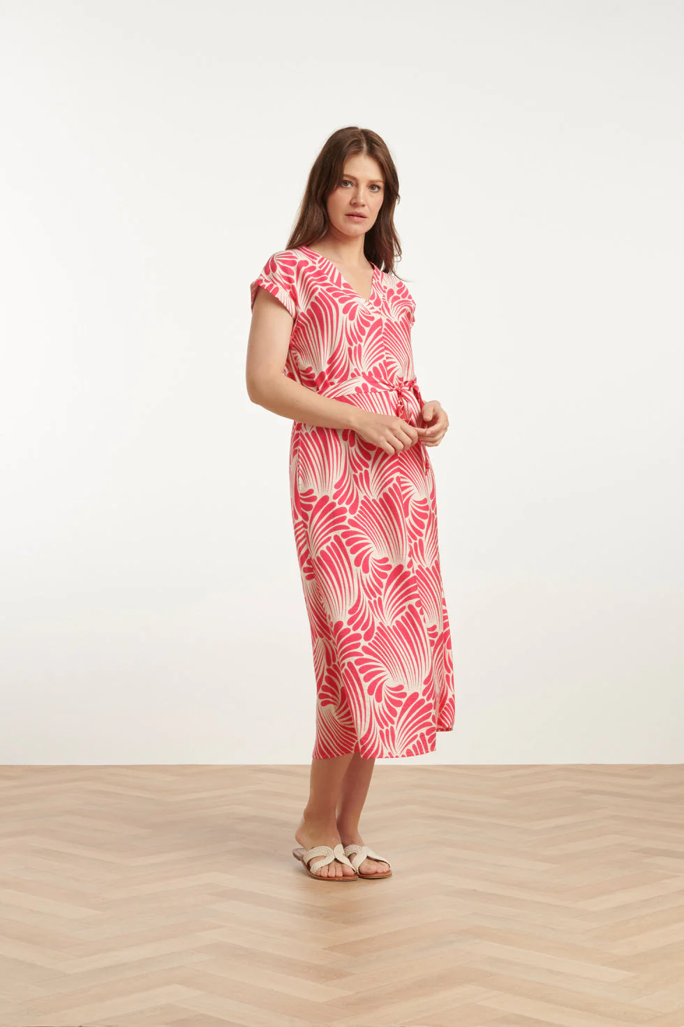 25072 Midi Jurk Met Grafische Print | Pink - White - Image 4