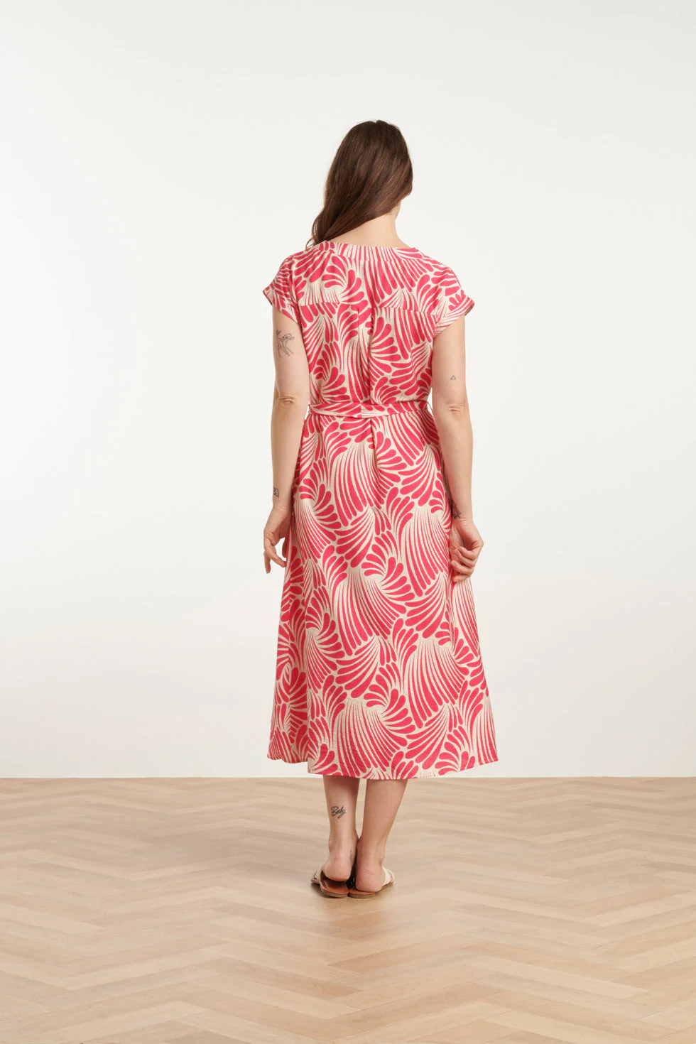 25072 Midi Jurk Met Grafische Print | Pink - White - Image 6