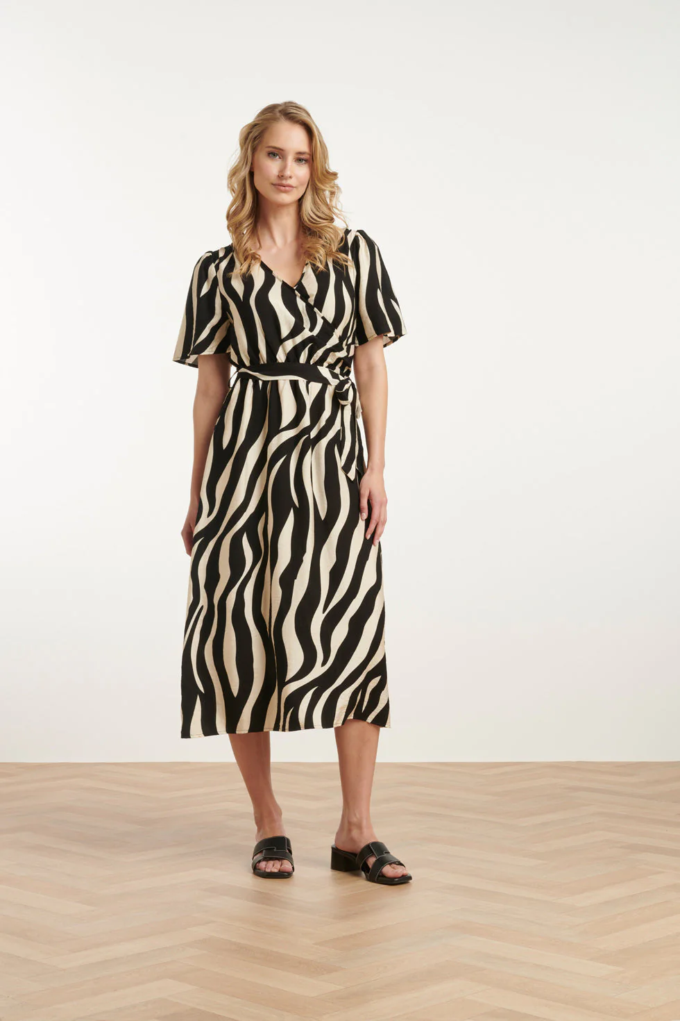 25077 Midi Jurk Met Zebrastijl Print | Off White - Black - Image 3