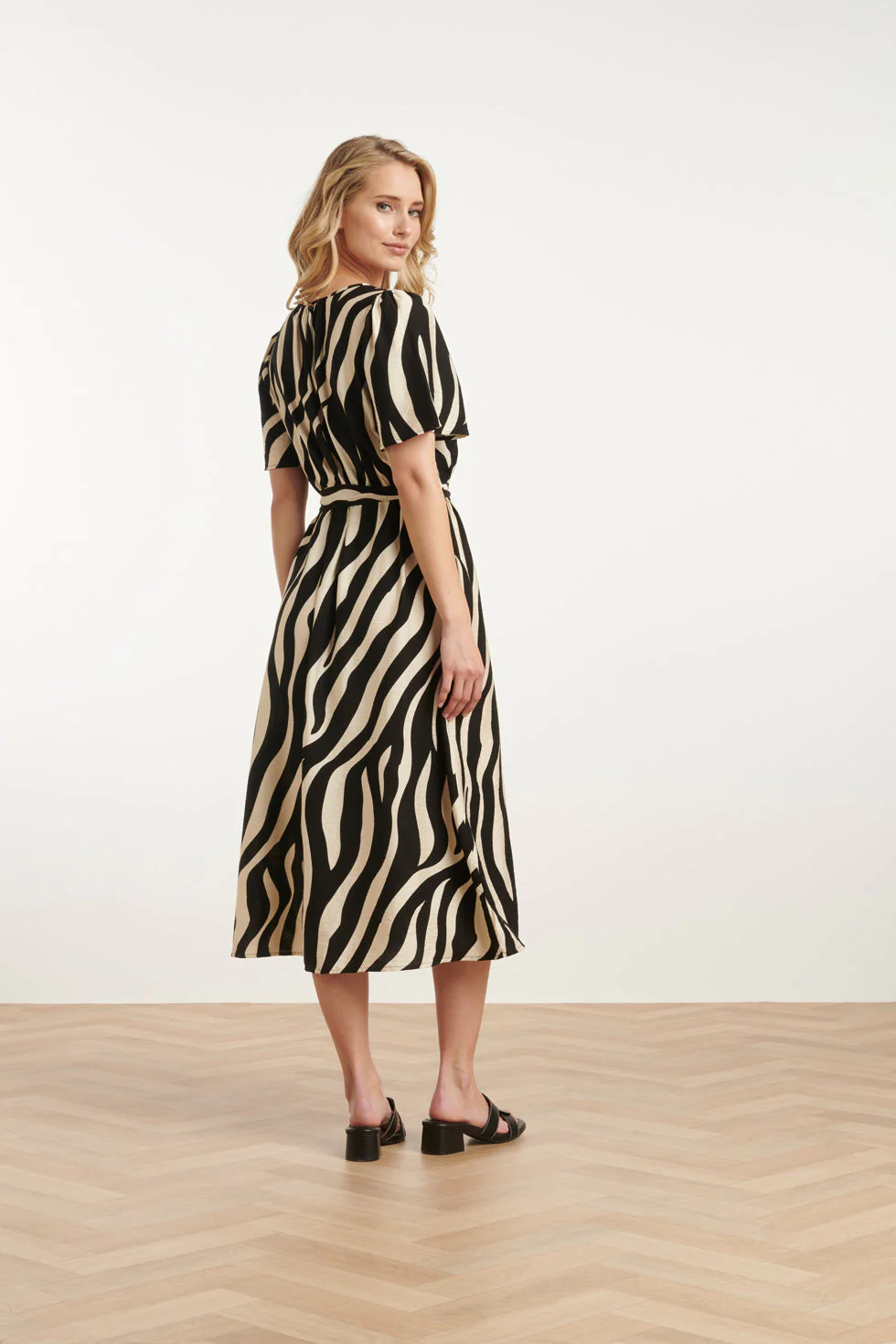 25077 Midi Jurk Met Zebrastijl Print | Off White - Black - Image 5