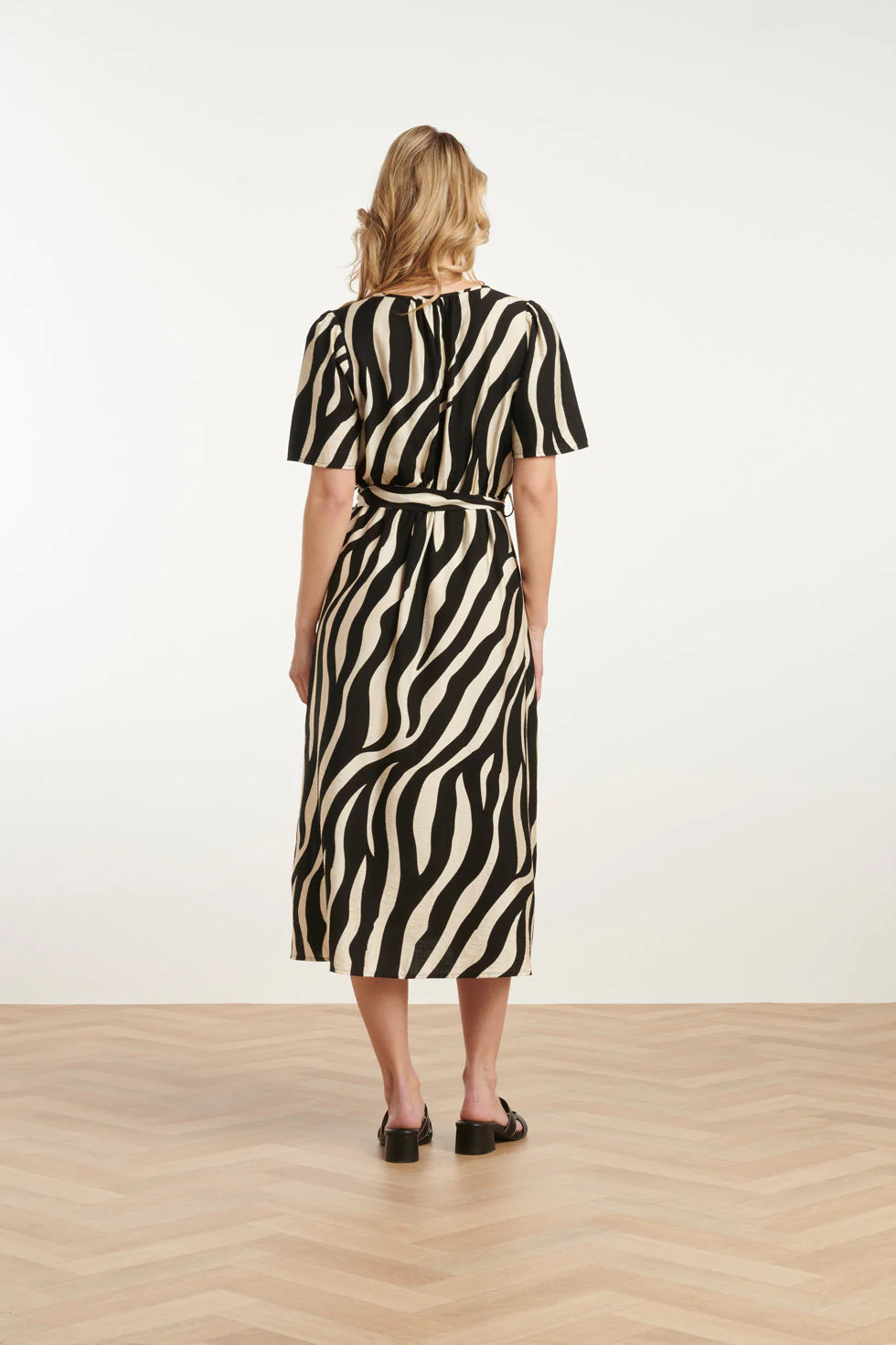 25077 Midi Jurk Met Zebrastijl Print | Off White - Black - Image 6
