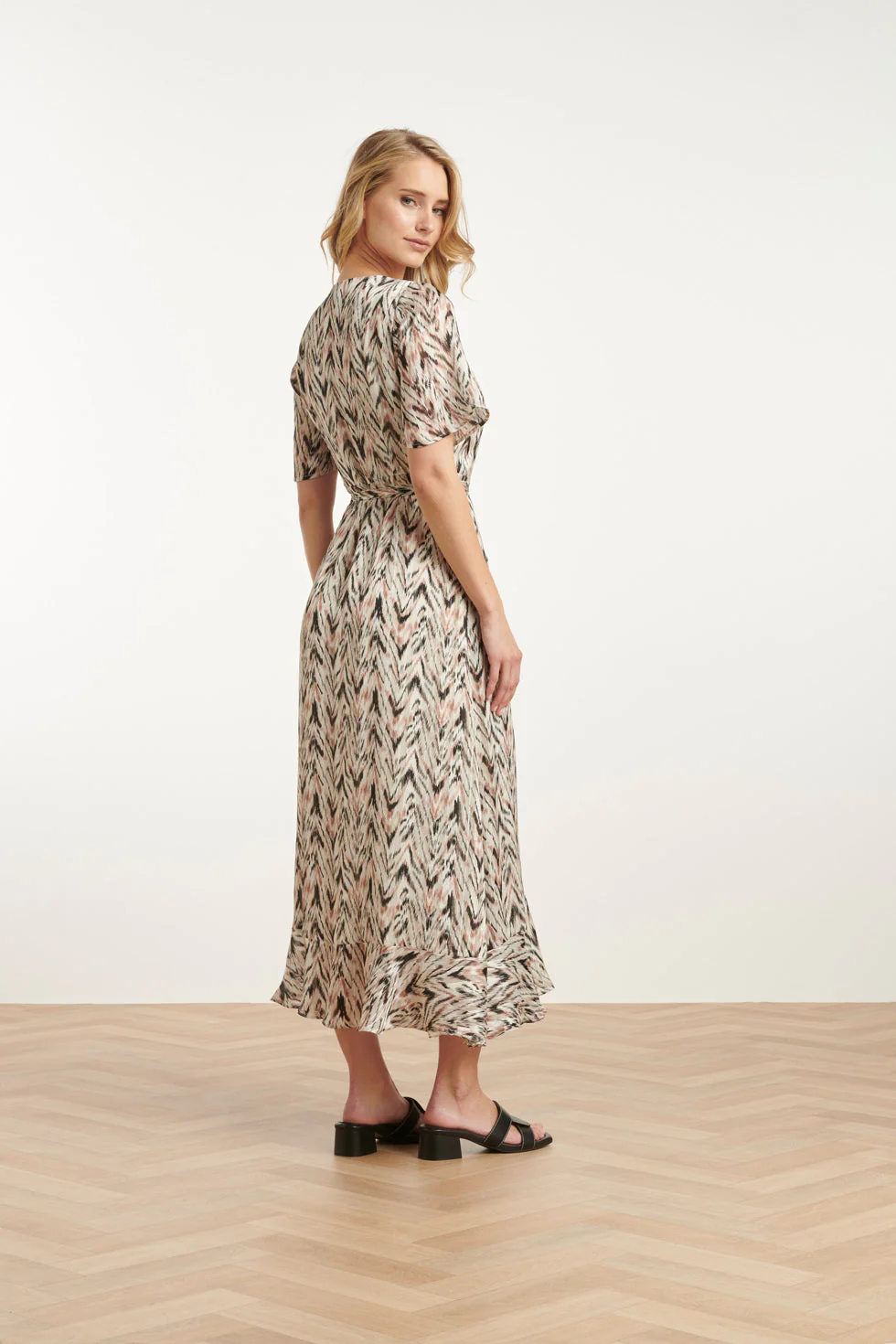 25078 Chiffon Overlap Maxi Jurk Met , Graphic Print | Off White - Muticolour - Image 5