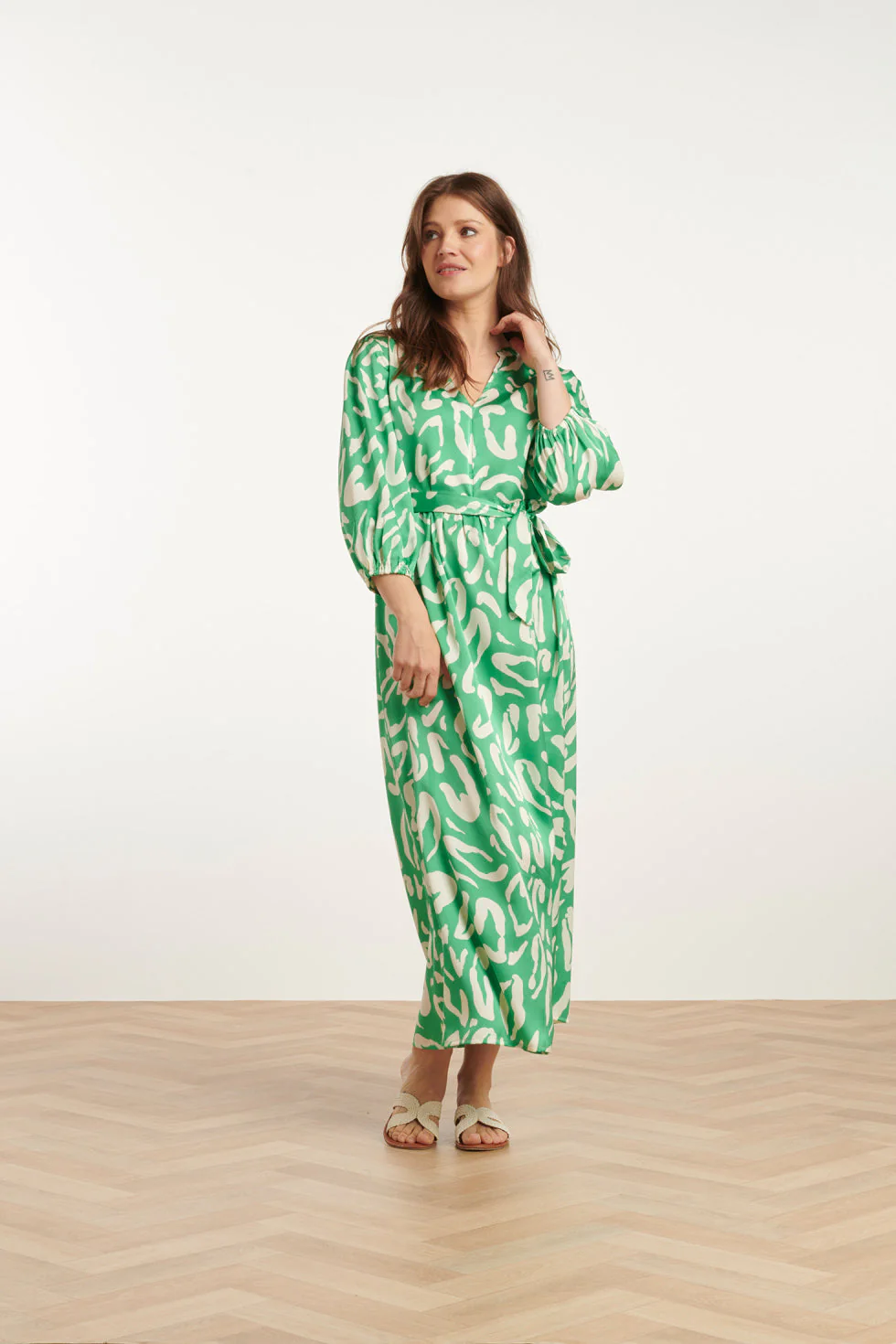 25082 Satin Maxi Jurk Met Te Dierenprint | Green - White - Image 3