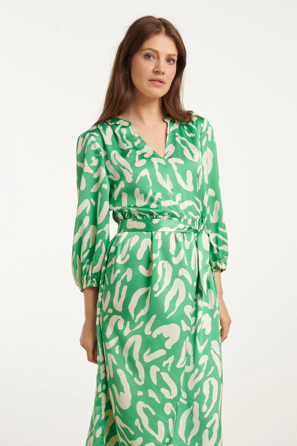 25082 Satin Maxi Jurk Met Te Dierenprint | Green - White - Image 4