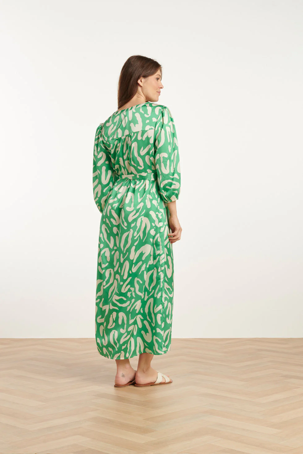 25082 Satin Maxi Jurk Met Te Dierenprint | Green - White - Image 5