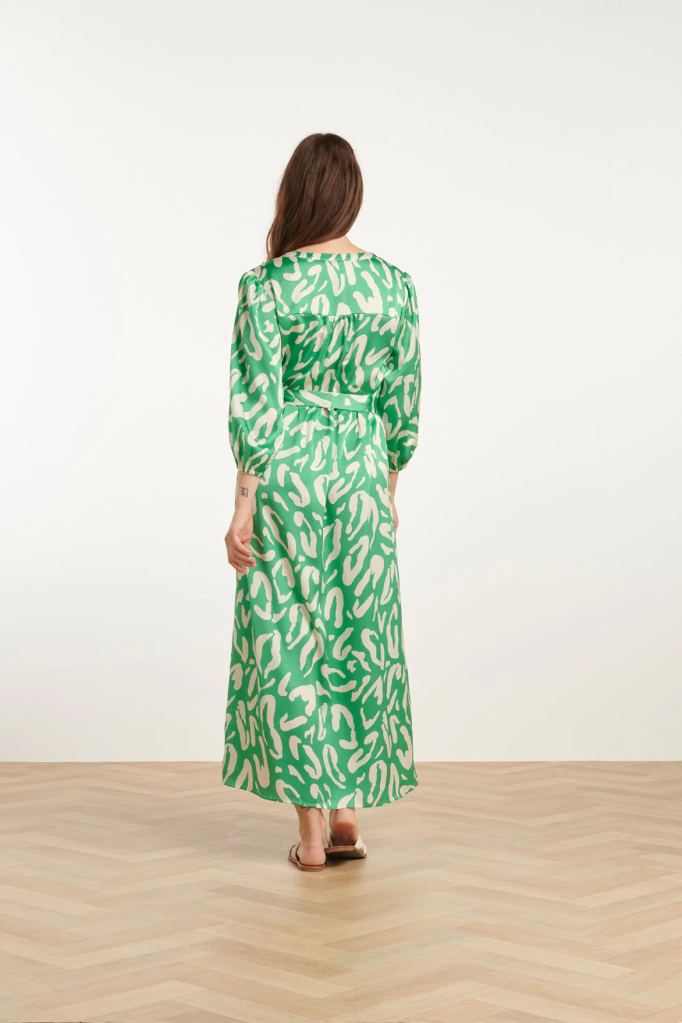 25082 Satin Maxi Jurk Met Te Dierenprint | Green - White - Image 6