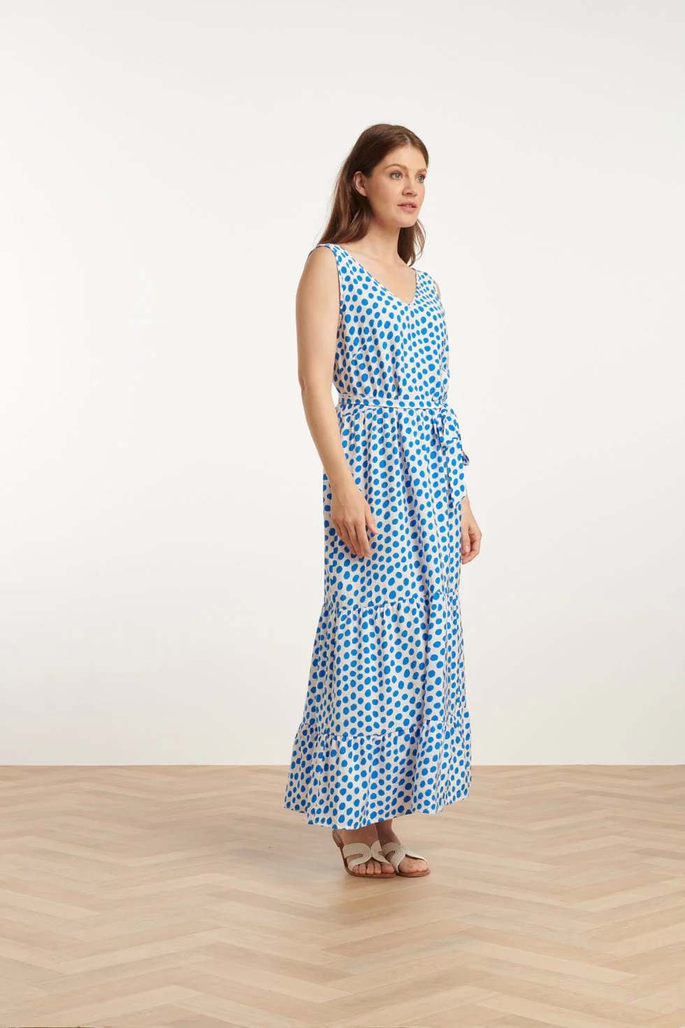 25084 Maxi Jurk Met Kobalt Polka Dot Print | White - Cobalt - Image 4