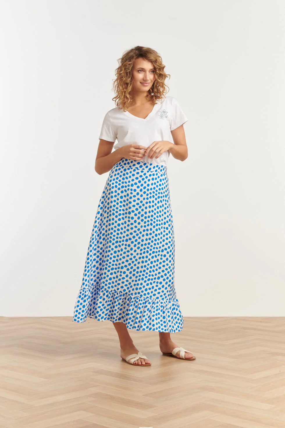 25085 Zomer Maxi Rok Met Polkadots | White - Cobalt - Image 4