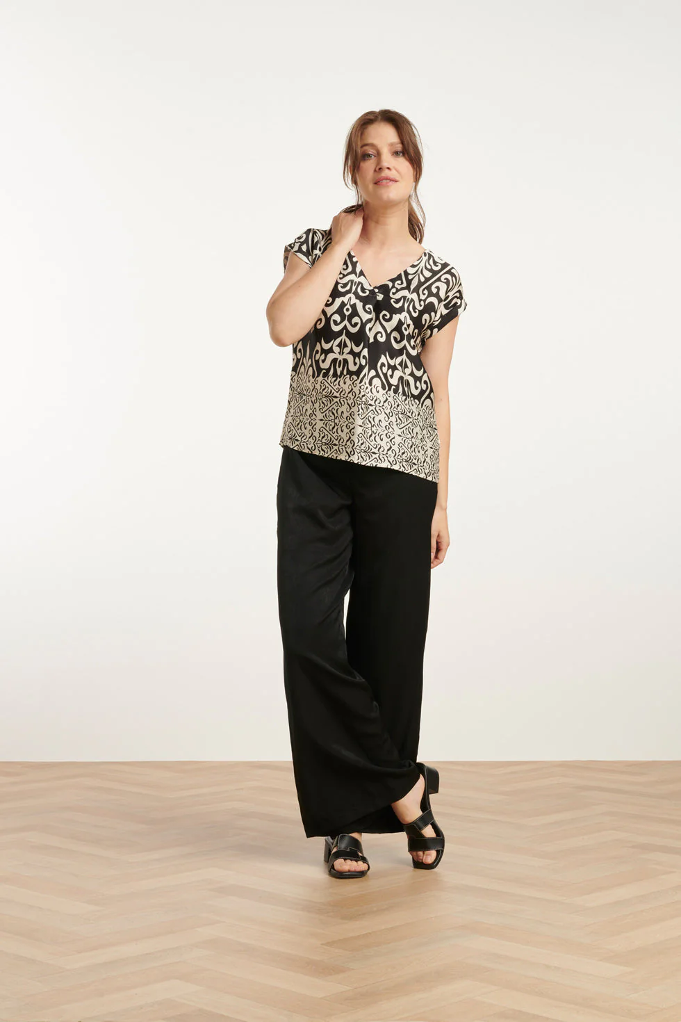 25088 -Te Satijnen Top Met Ornamentenprint | Off White - Black - Image 3