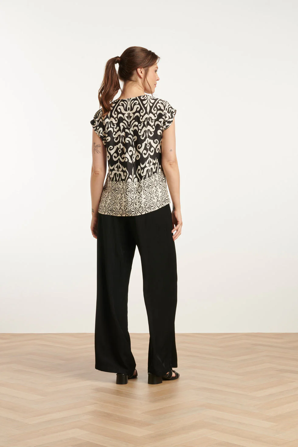 25088 -Te Satijnen Top Met Ornamentenprint | Off White - Black - Image 5